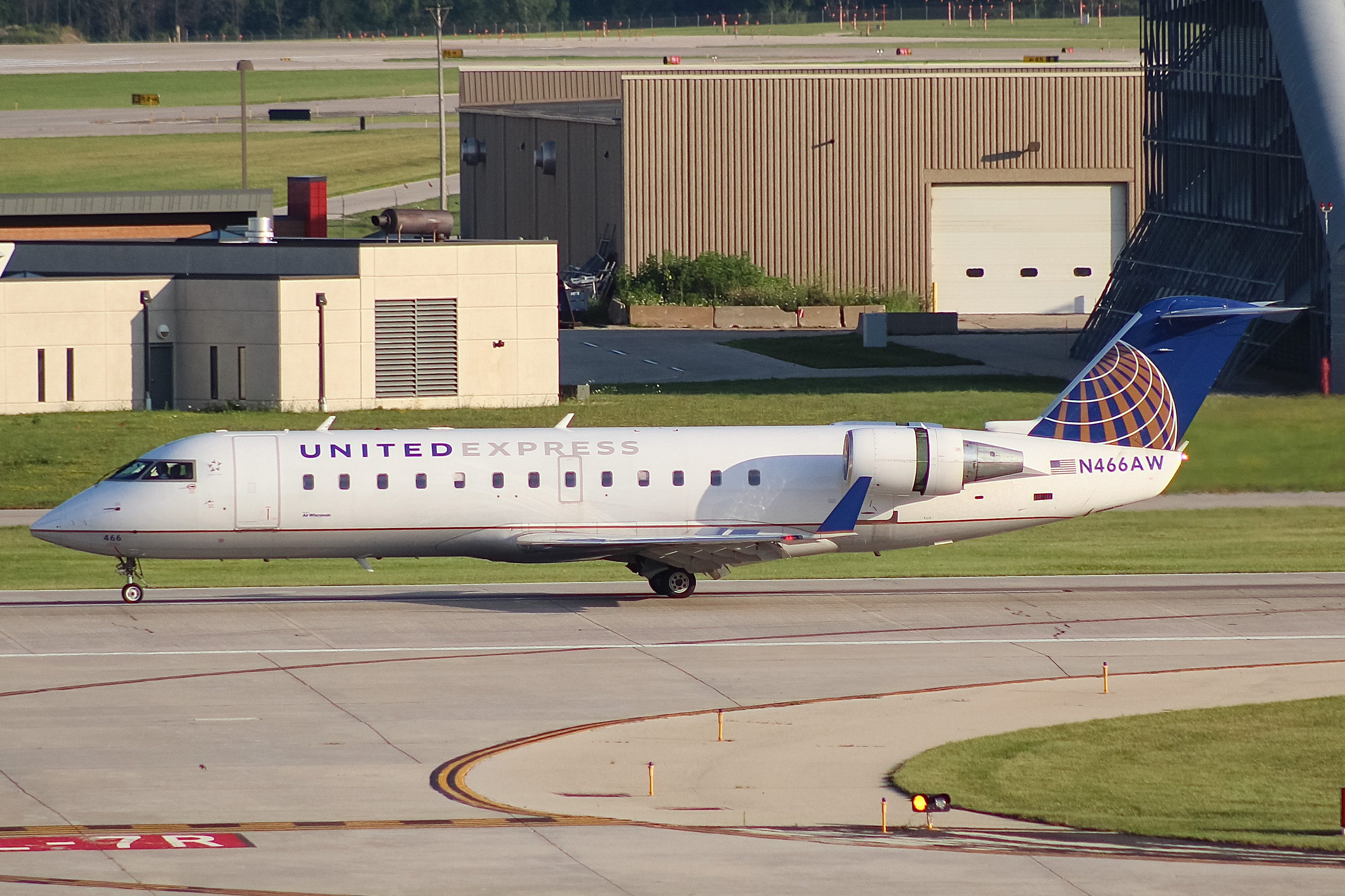 Full size: United Express Mitsubishi CRJ-200 N446AW at General Mitchell International Airport