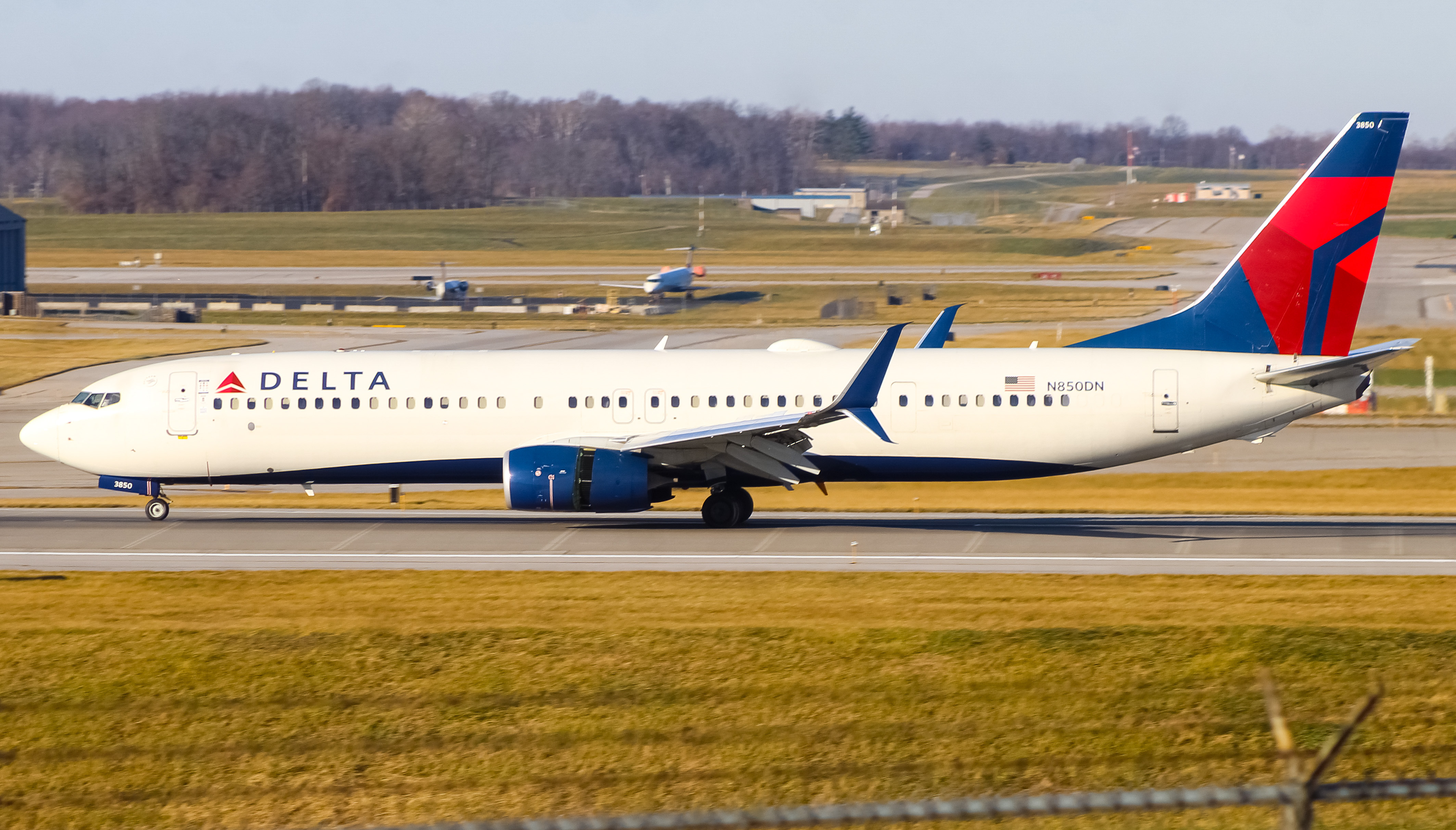 Full size: Delta Airlines Boeing 737-900 N850DN at Cincinnati/Northern Kentucky International Airport