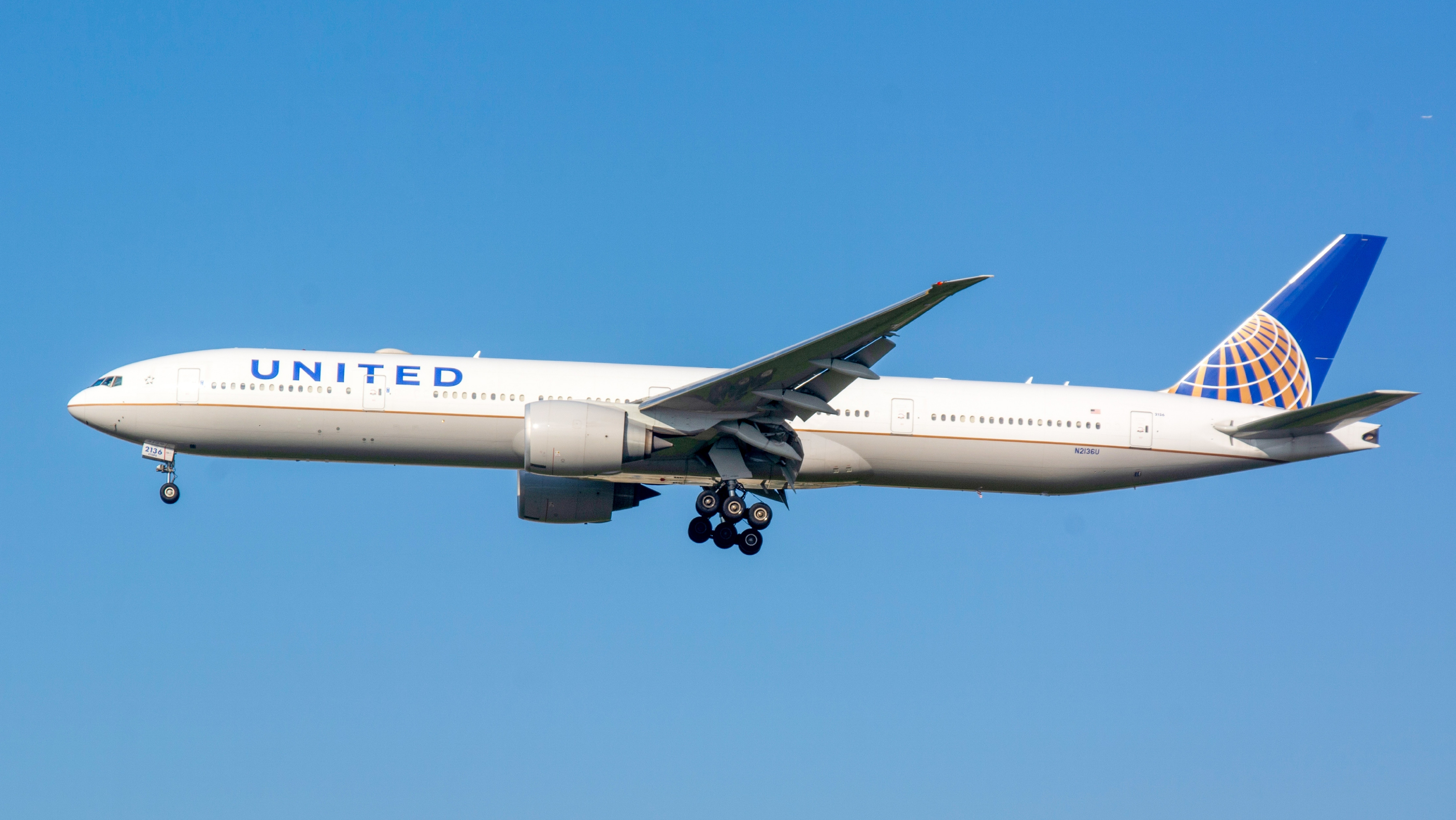 Full size: United Airlines Boeing 777-300ER N2136U at Tel Aviv-Ben Gurion Airport