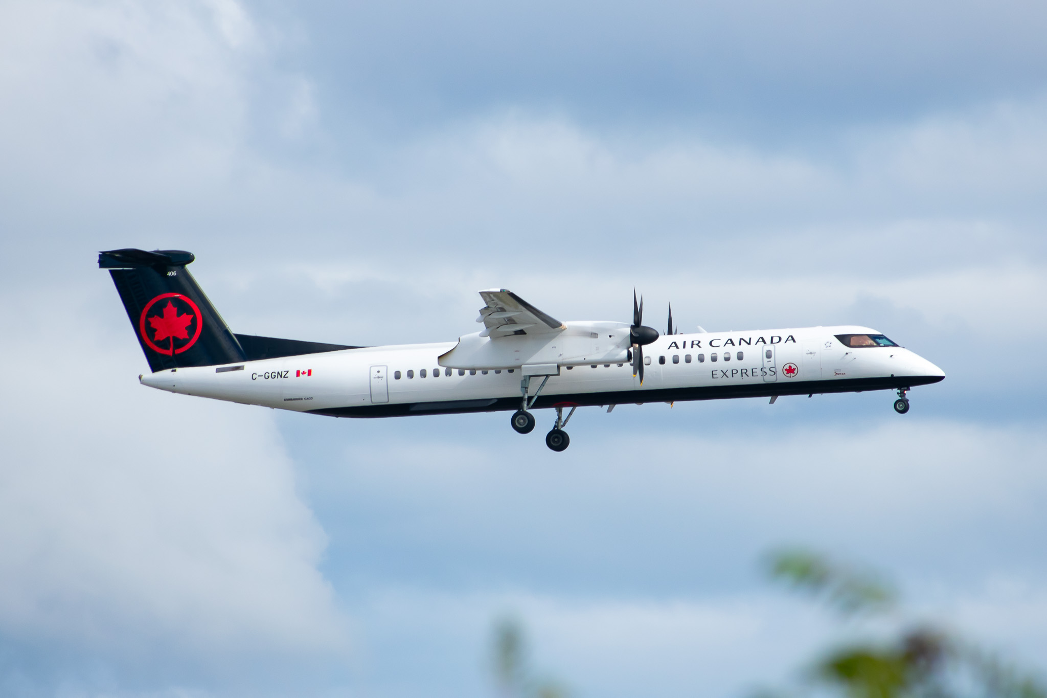 Full size: Air Canada De Havilland Dash-8 q400 C-GGNZ at Seattle-Tacoma International Airport