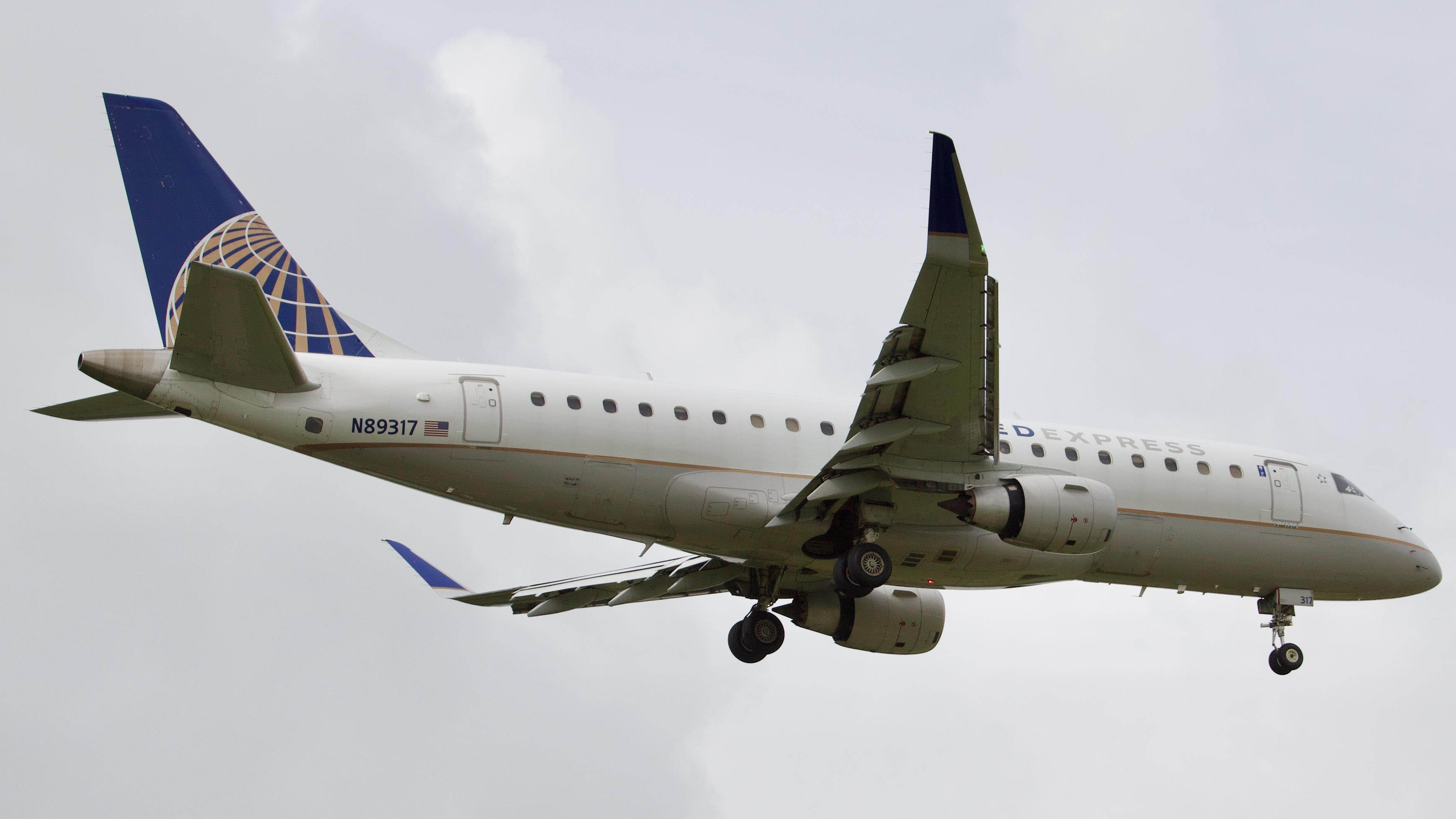 Full size: United Express Embraer E175 N89317 at Houston-George Bush Intercontinental Airport