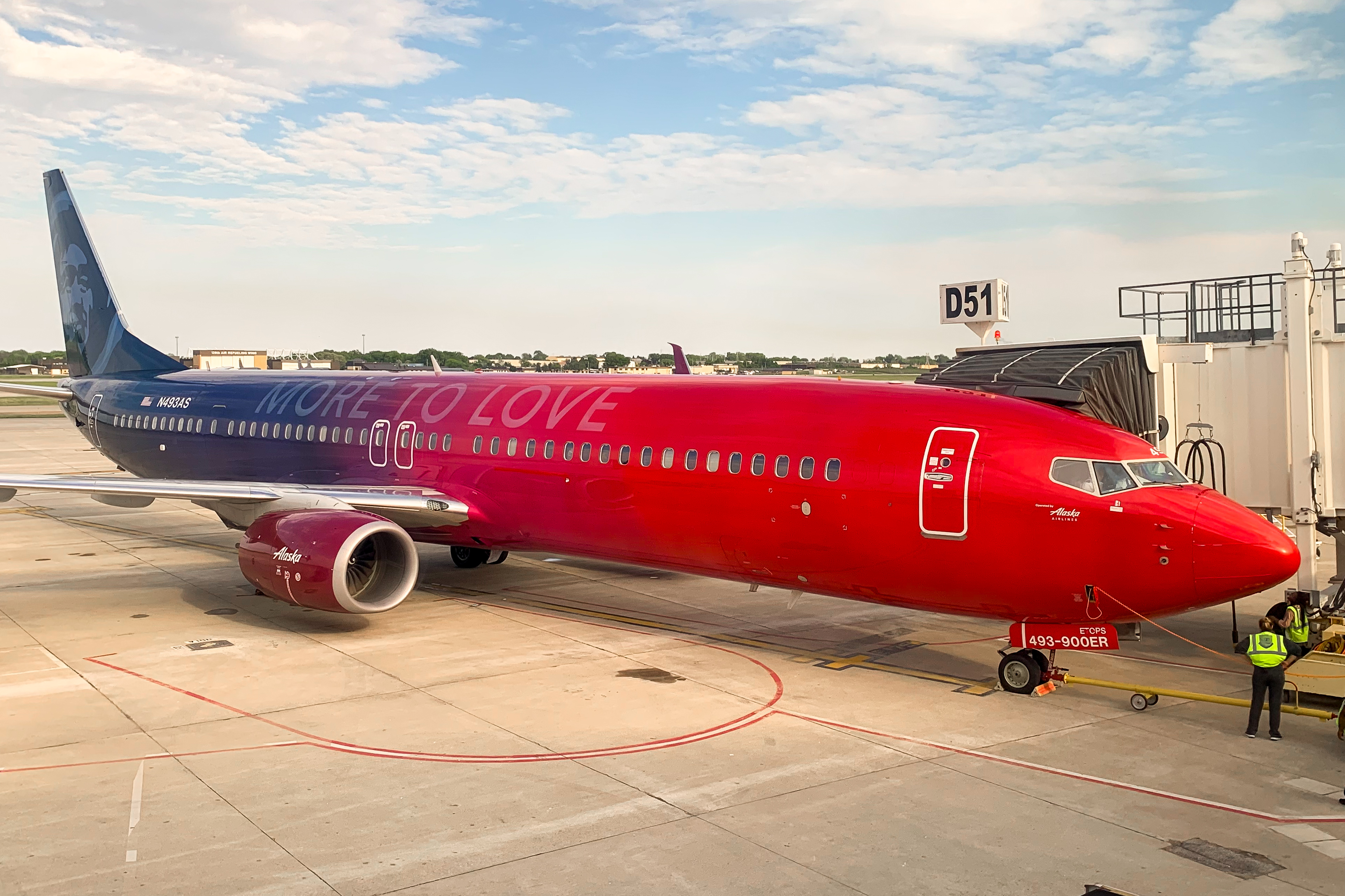 Full size: Alaska Airlines Boeing 737-900ER N493AS at General Mitchell International Airport