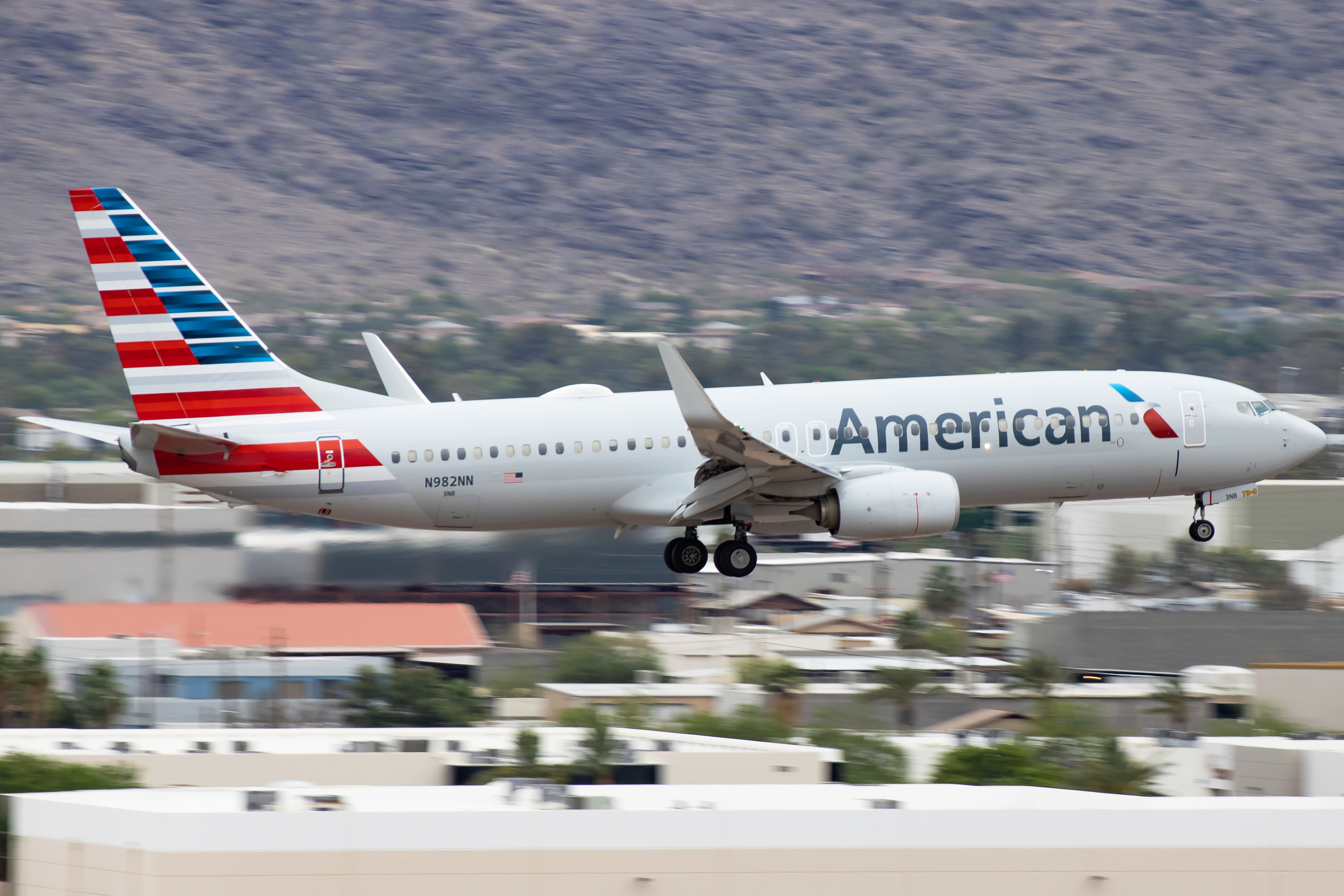 Full size: American Airlines Boeing 737-800 N982NN at Phoenix Sky Harbor International Airport