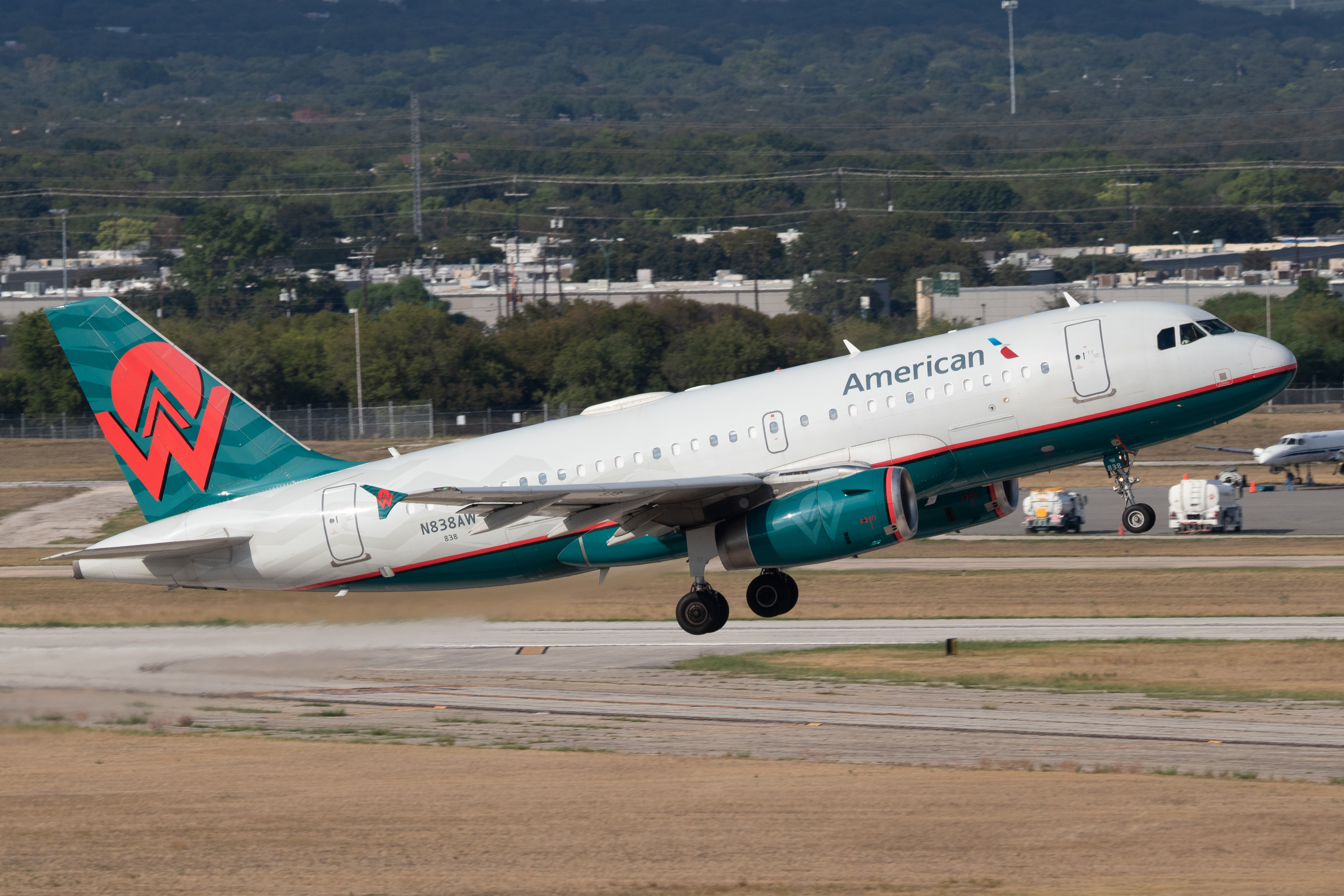 Full size: American Airlines Airbus A319 N838AW at San Antonio International Airport