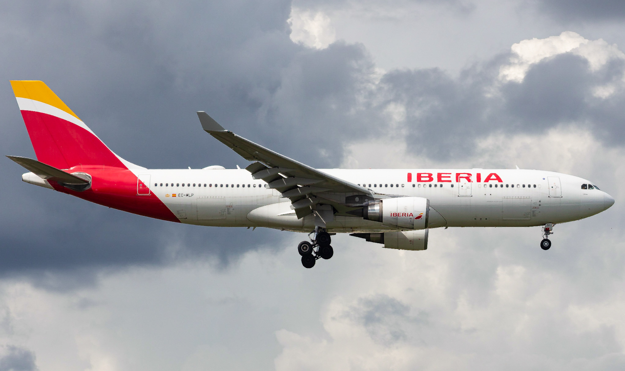 Full size: Iberia Airbus A330-200 EC-MLP at Miami International Airport