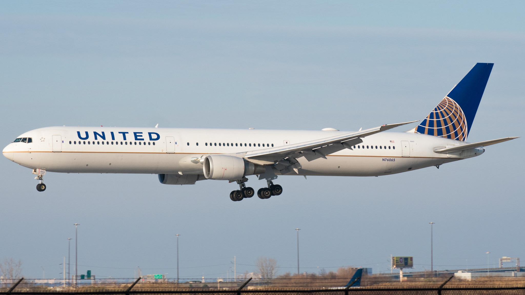 Full size: United Airlines Boeing 767-400 N76065 at Philadelphia International Airport