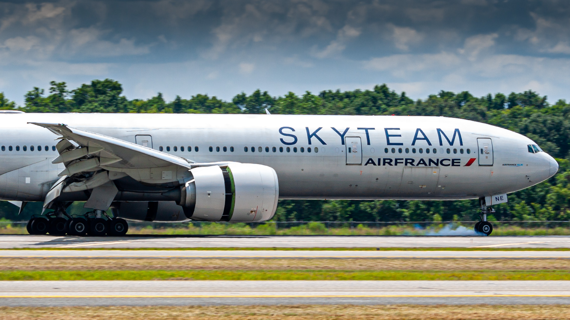 Full size: Air France Boeing 777-300ER F-GZNE at Houston-George Bush Intercontinental Airport