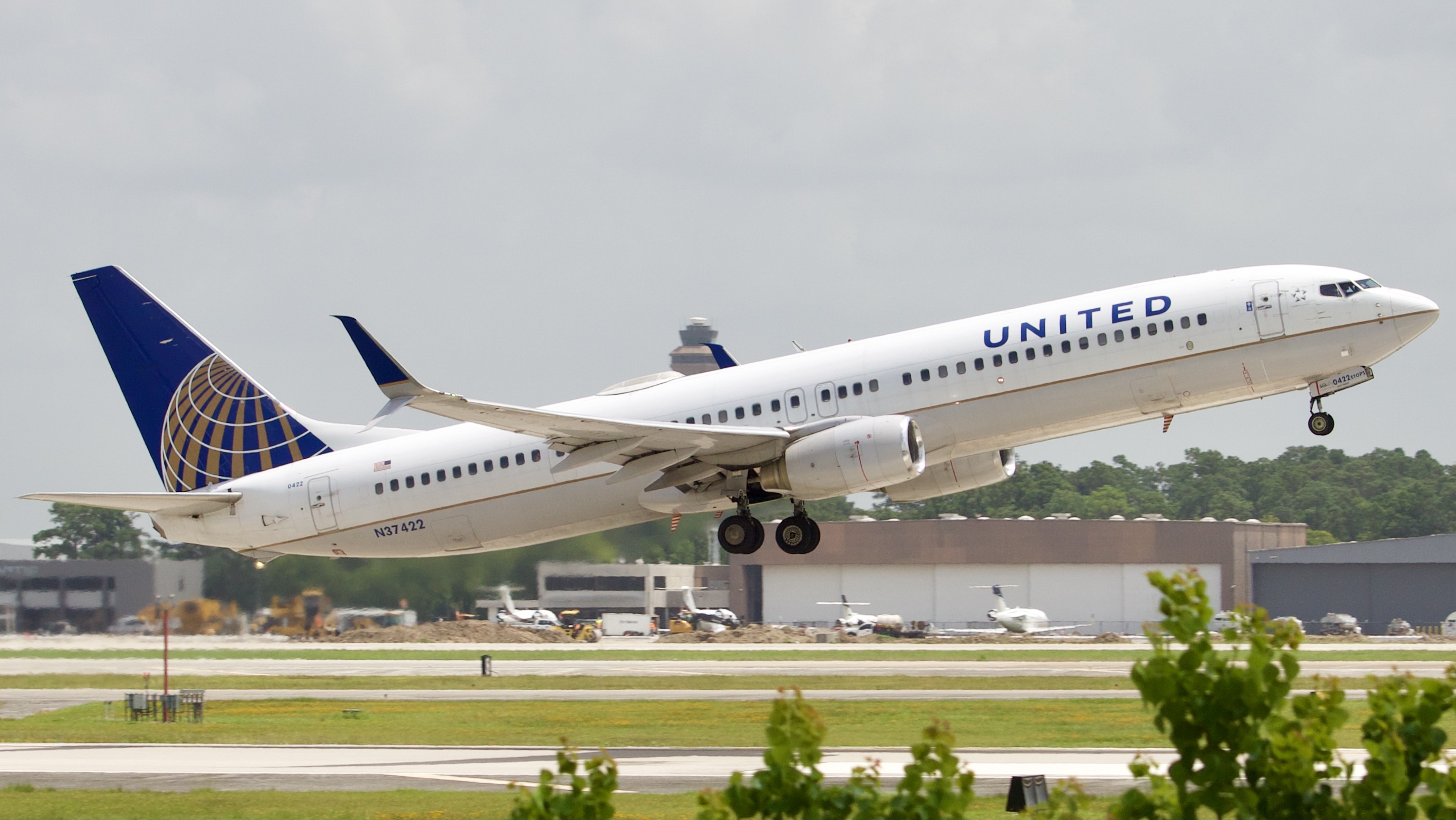 Full size: United Airlines Boeing 737-900ER N37422 at Houston-George Bush Intercontinental Airport