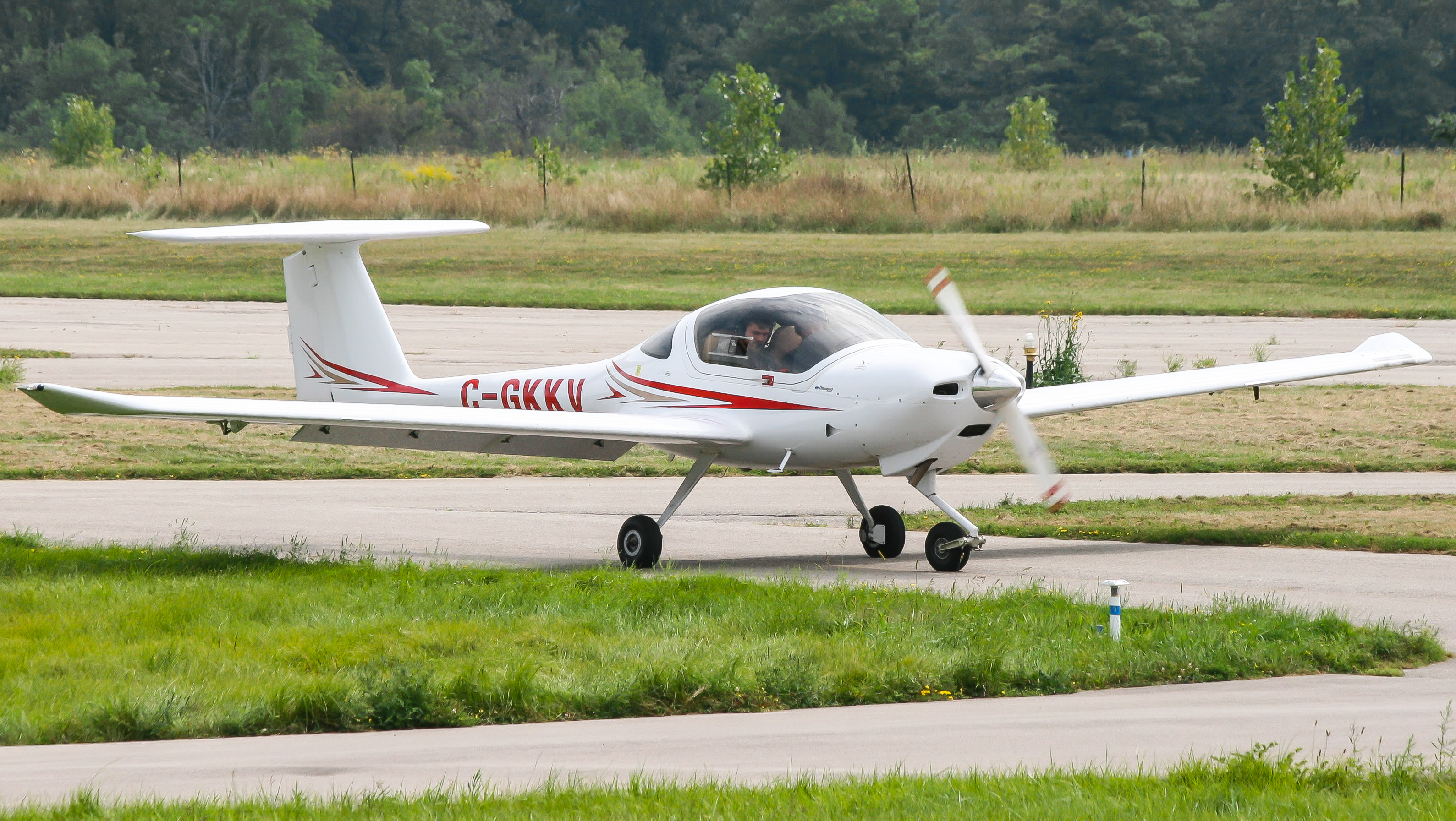 Full size: PRIVATE Diamond DA-20-C1 Eclipse  C-GKKV at 