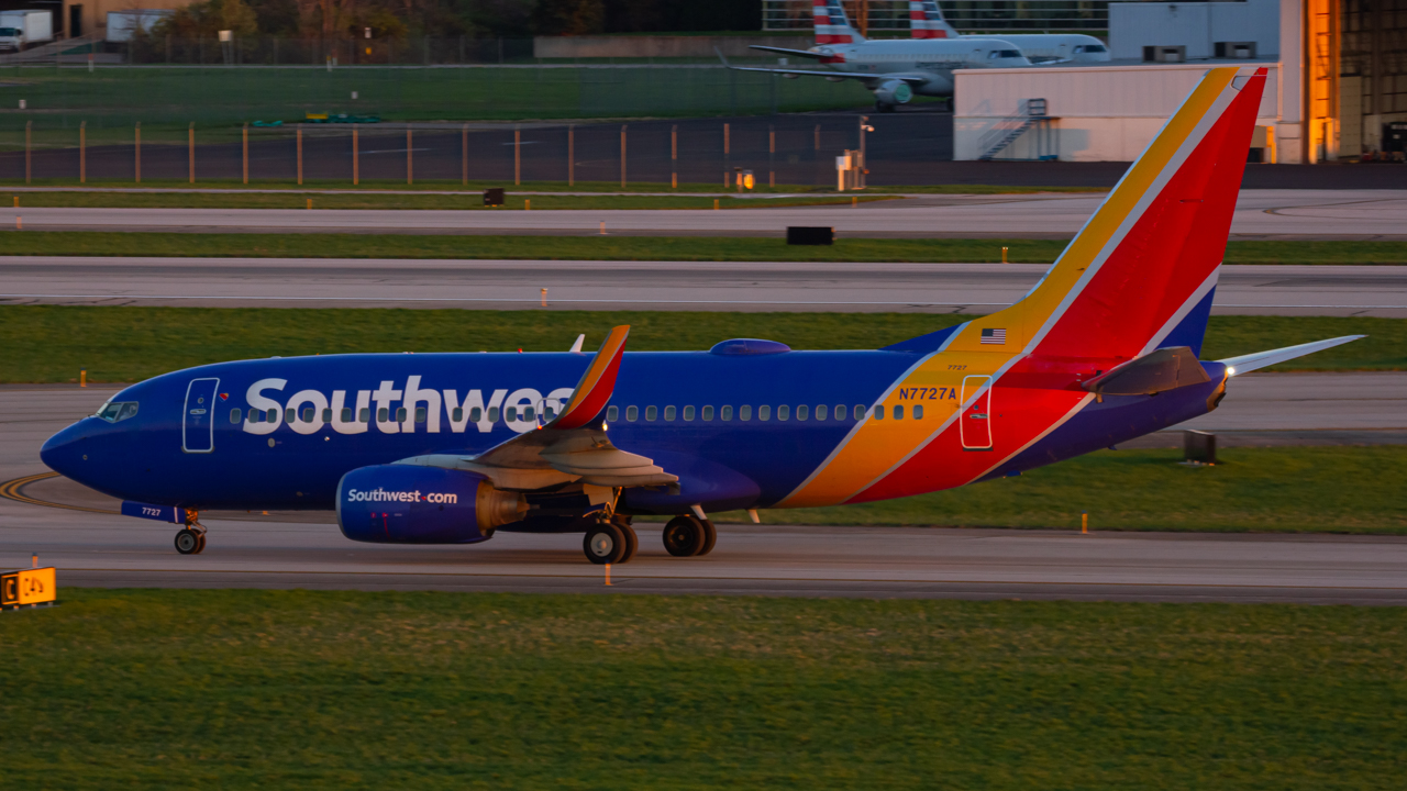 Full size: Southwest Airlines Boeing 737-700 N7727A at John Glenn Columbus International Airport