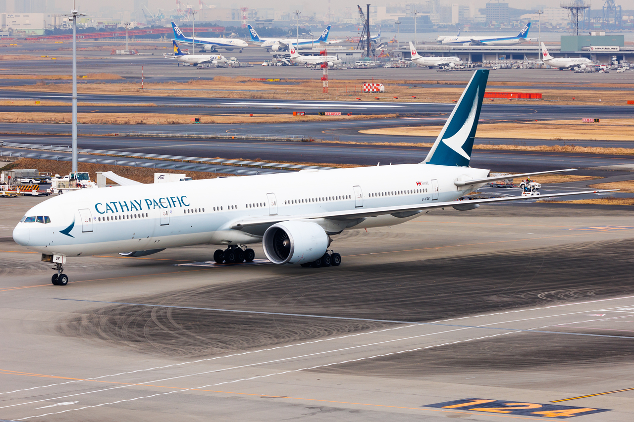 Full size: Cathay Pacific Boeing 777-300ER B-KQE at Tokyo-Haneda Airport