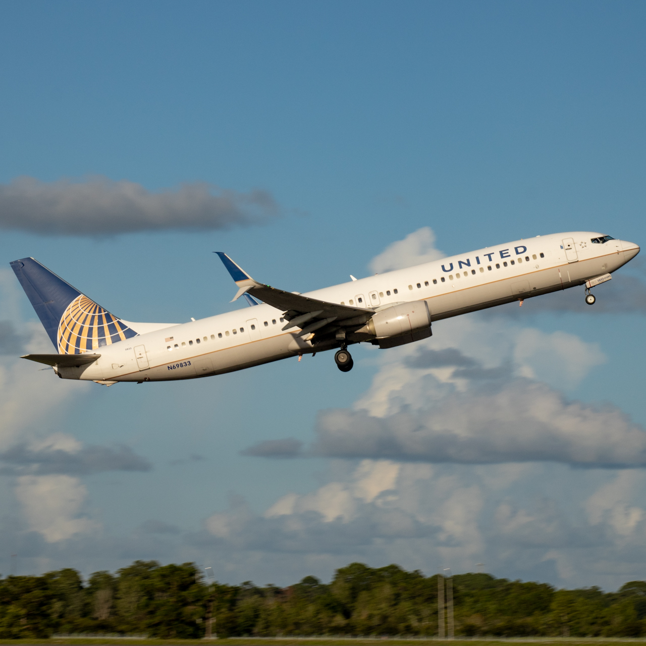 Full size: United Airlines Boeing 737-900ER N69833 at Orlando International Airport