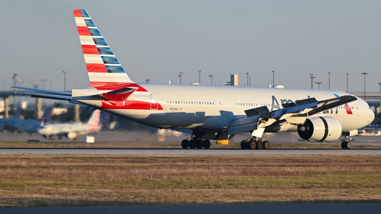 Full size: American Airlines Boeing 777-200ER N759AN at Dallas-Fort Worth International Airport