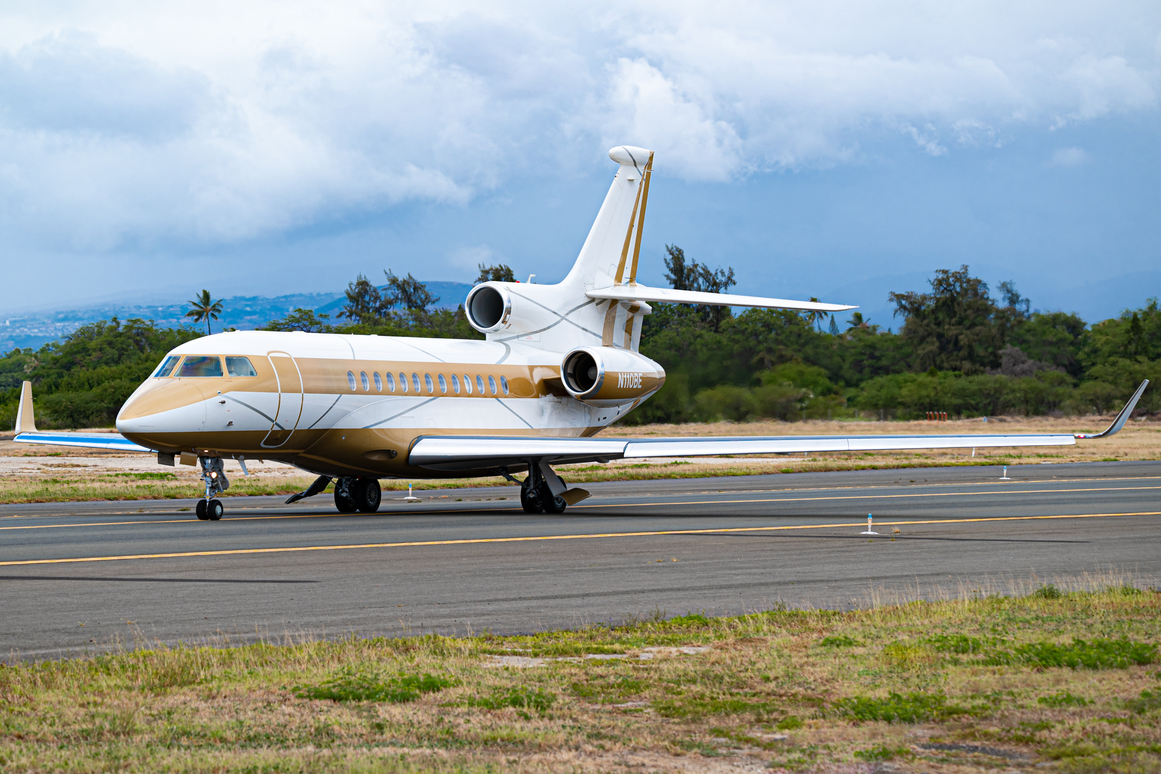 Full size: PRIVATE Dassault Falcon 7X N110BE at Daniel K Inouye International Airport