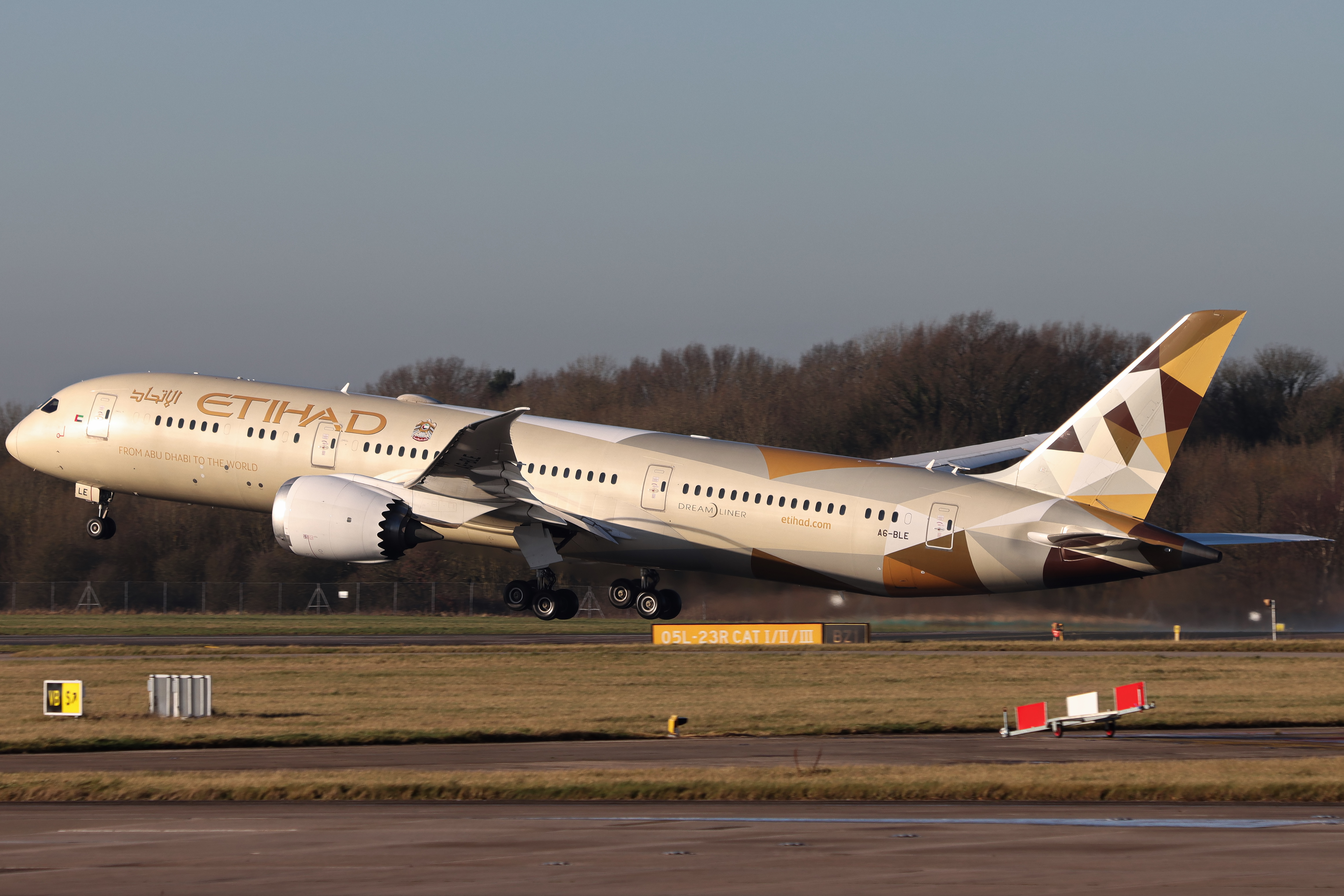 Full size: Etihad Airways Boeing 787-9 A6-BLE at Manchester Airport