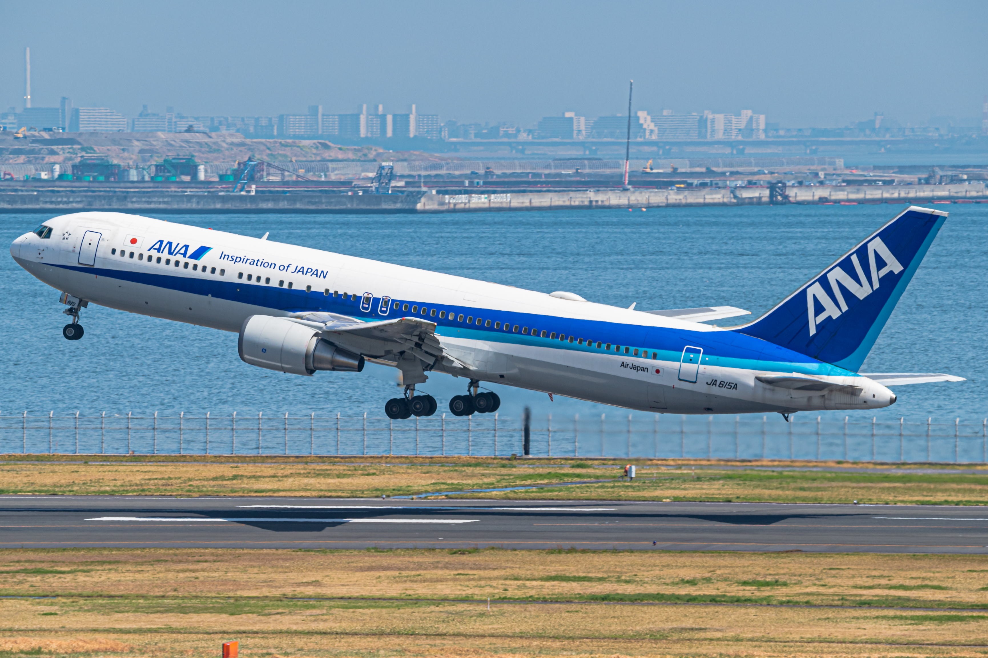 Full size: All Nippon Airways Boeing 767-300ER JA615A at Tokyo-Haneda Airport