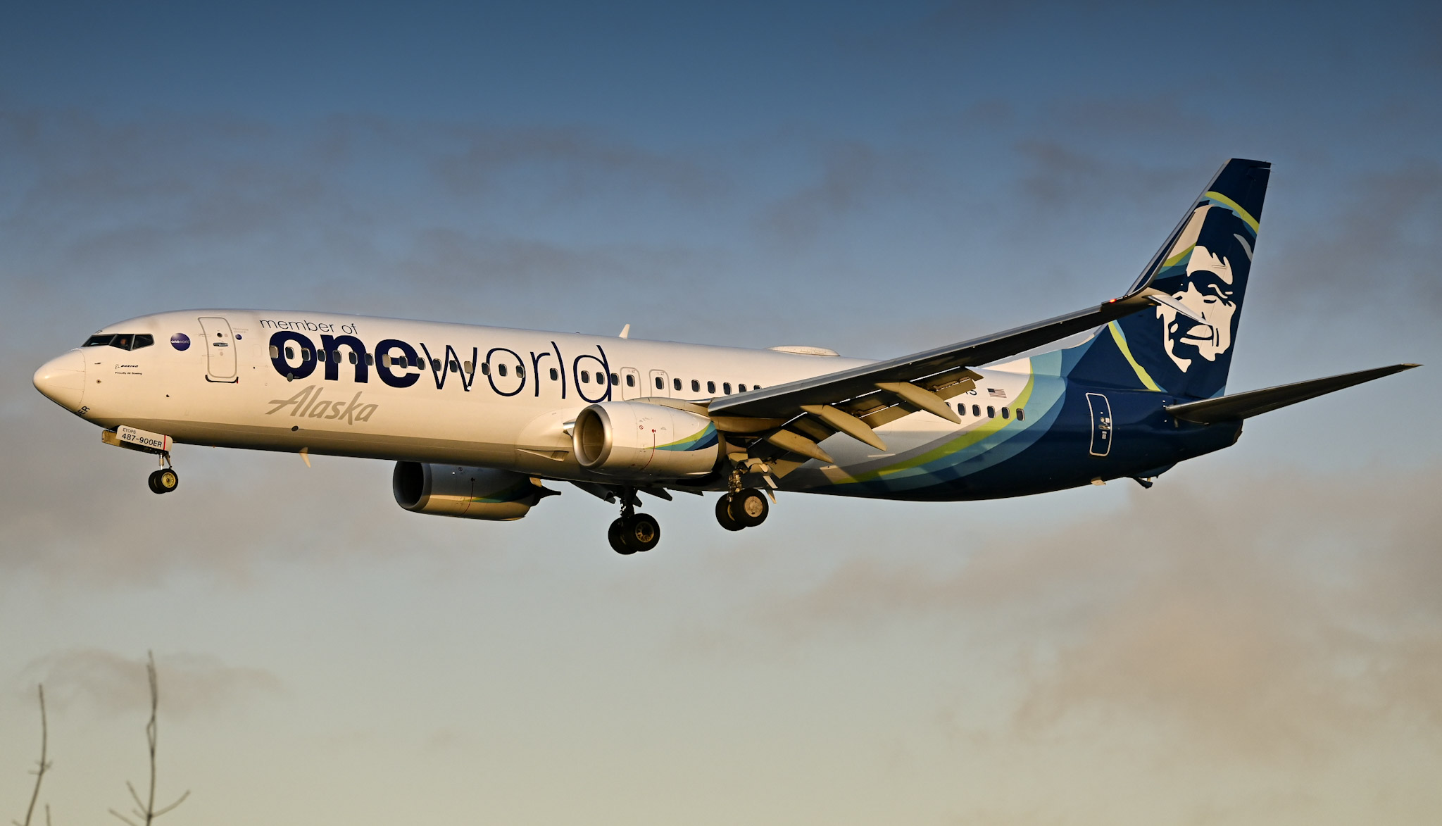 Full size: Alaska Airlines Boeing 737-900ER N487AS at Norman Y Mineta San Jose International Airport