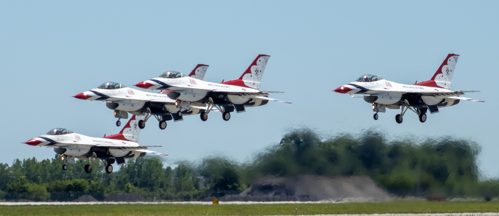 Full size: USAF - United States Air Force General Dynamics F-16 Fighting Falcon THUNDERBIRD 1 at Rickenbacker International Airport