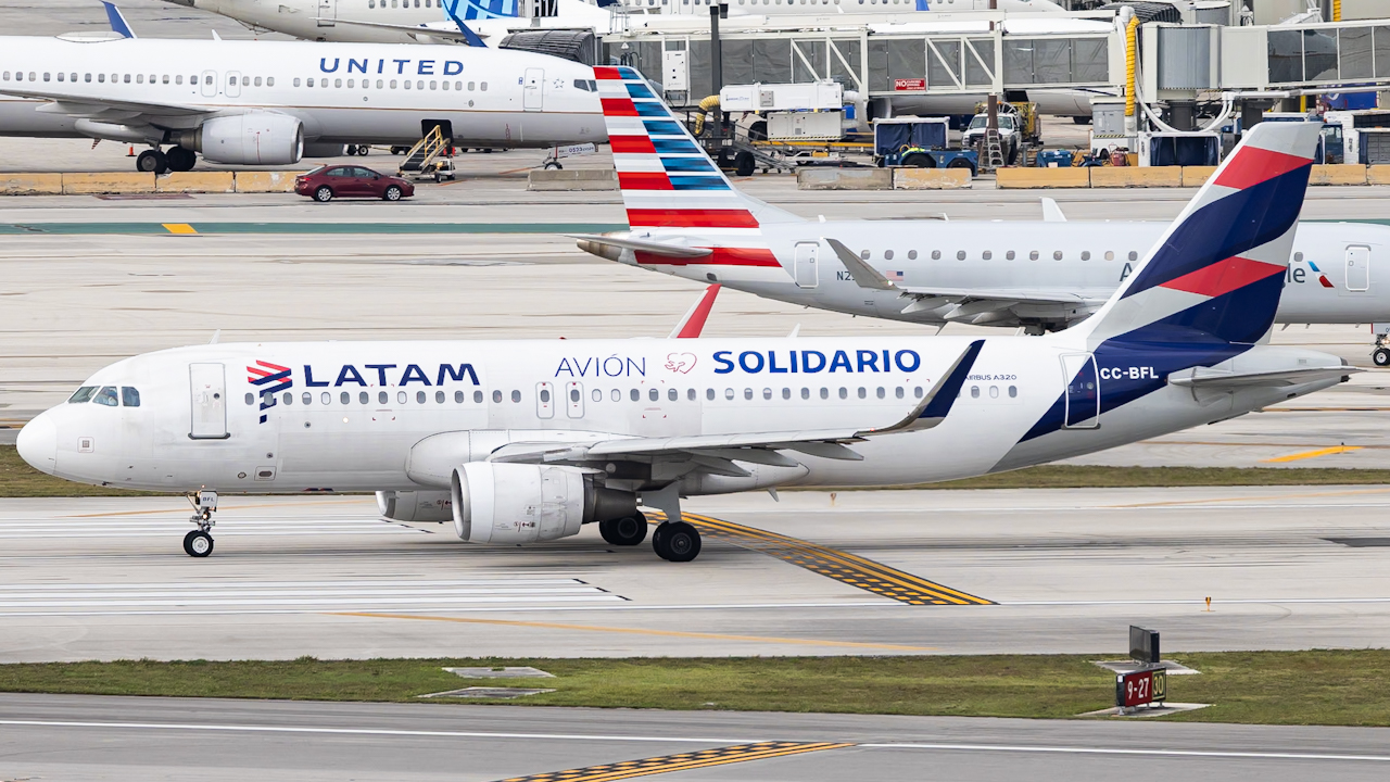 Full size: LATAM Airbus A320 CC-BFL at Miami International Airport