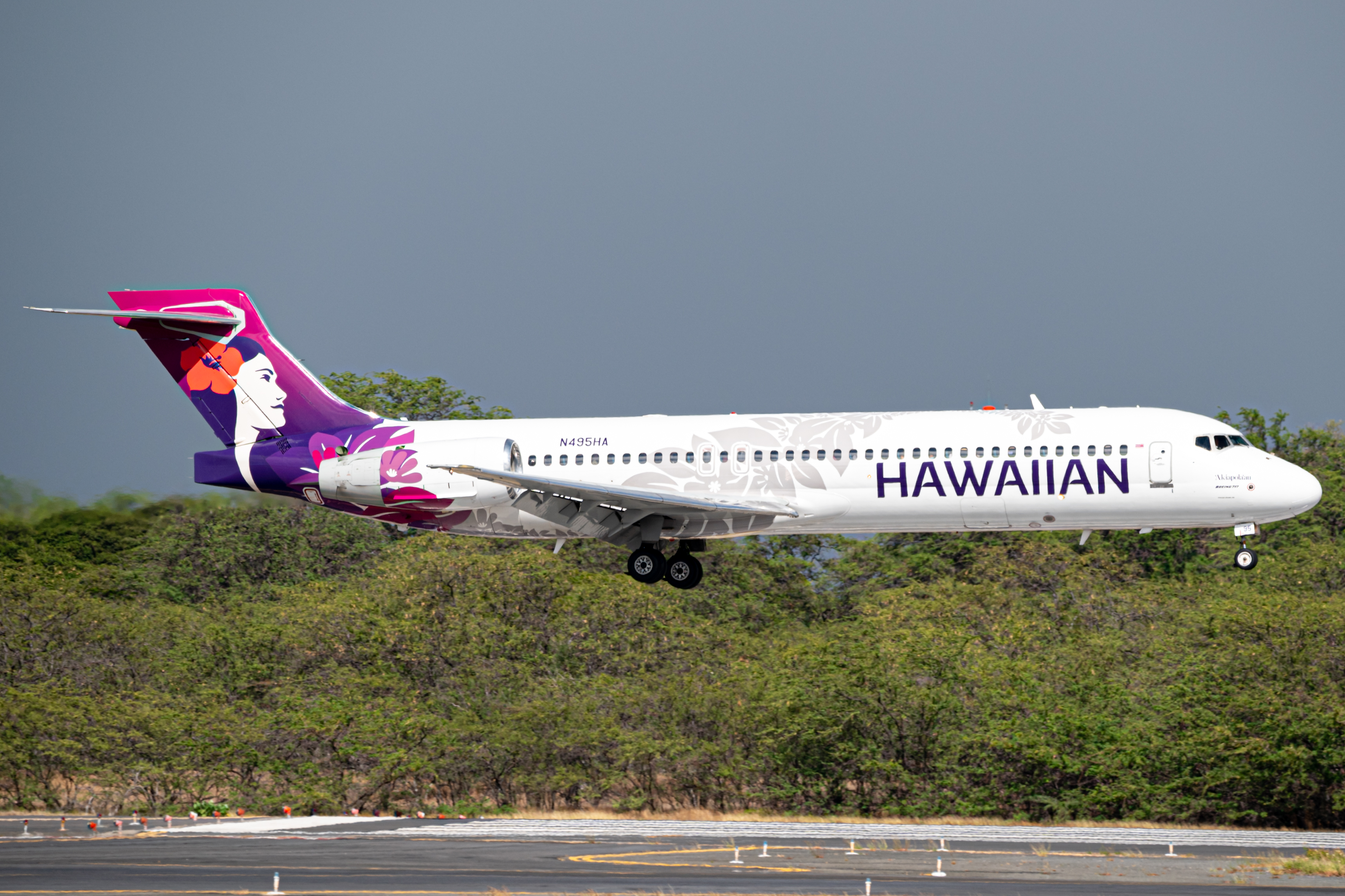 Full size: Hawaiian Airlines Boeing 717-200 N495HA at Daniel K Inouye International Airport