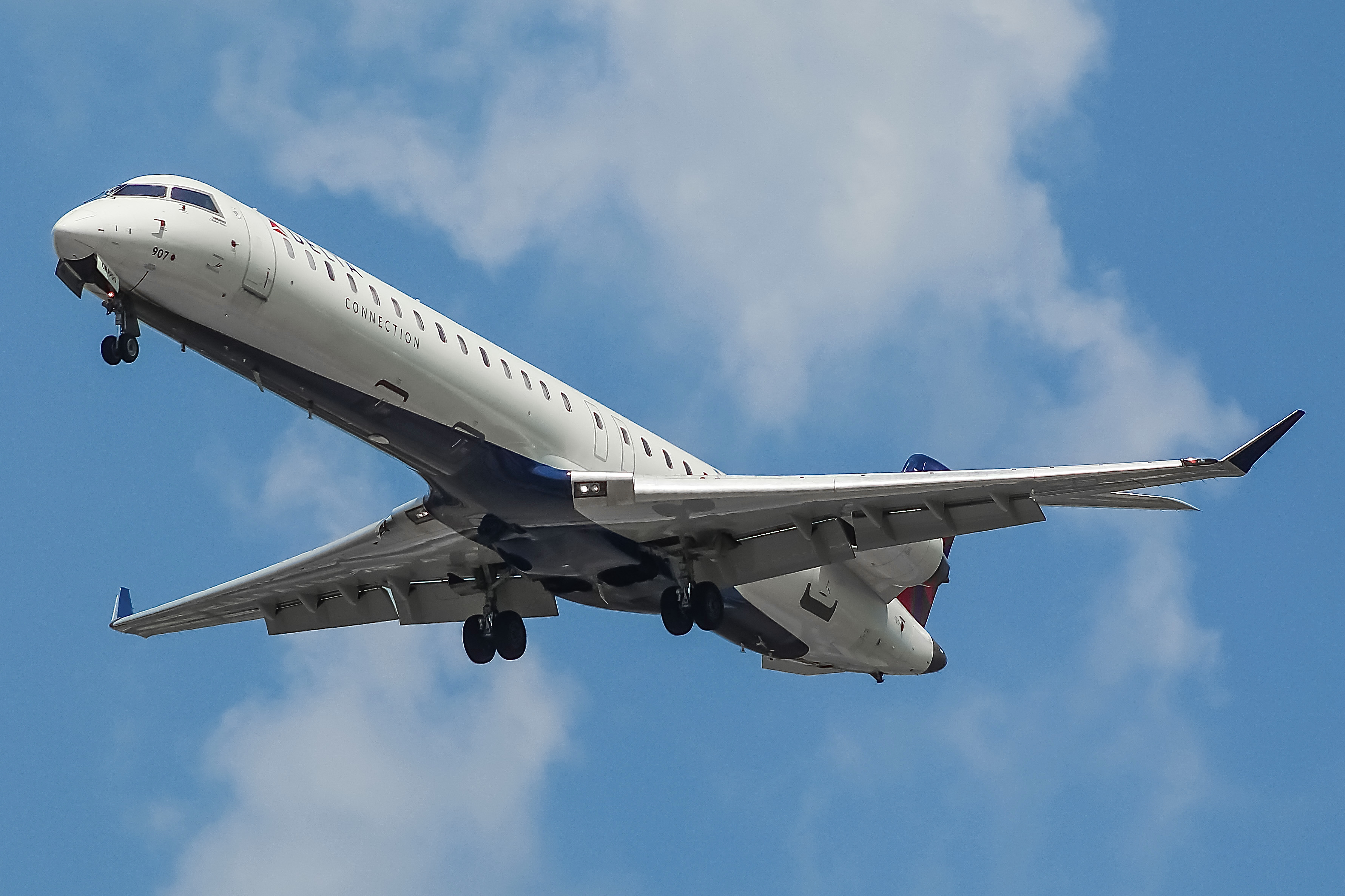 Full size: Delta Connection Mitsubishi CRJ-900 N907XJ at General Mitchell International Airport