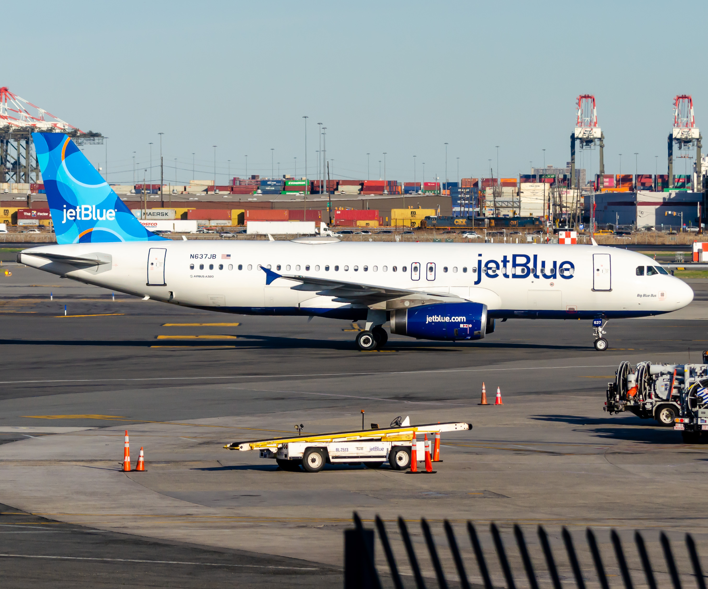 Full size: JetBlue Airways Airbus A320 N637JB at Newark Liberty International Airport