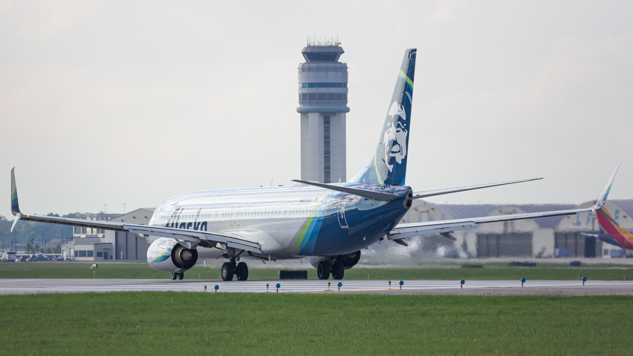 Full size: Alaska Airlines Boeing 737-900ER N453AS at John Glenn Columbus International Airport