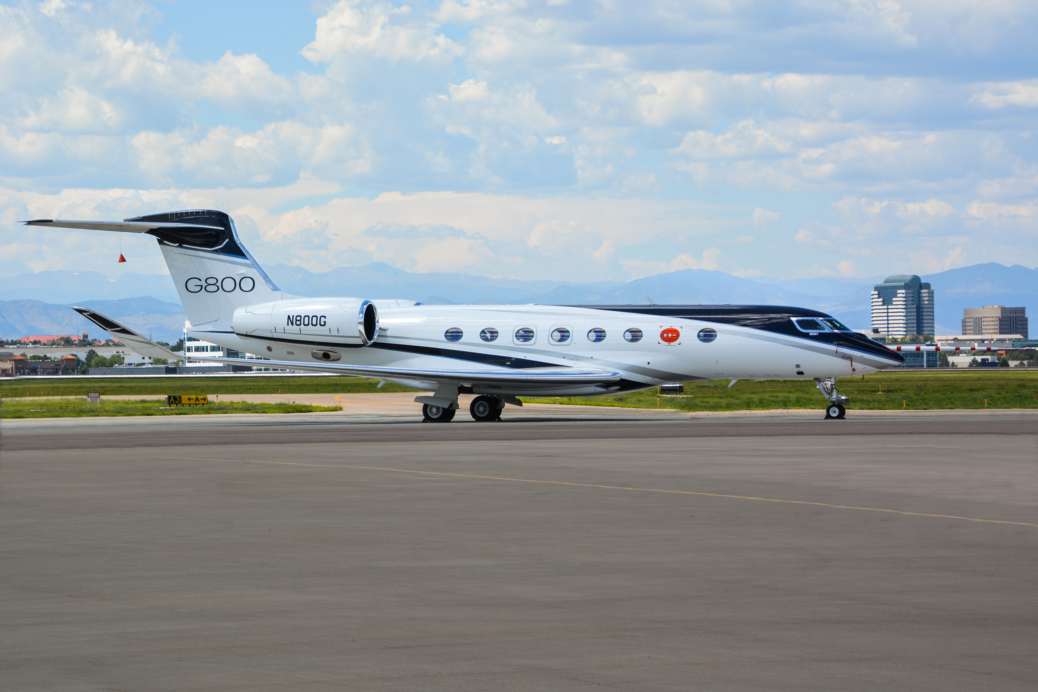 Full size: PRIVATE Gulfstream G800 N800G at Centennial Airport