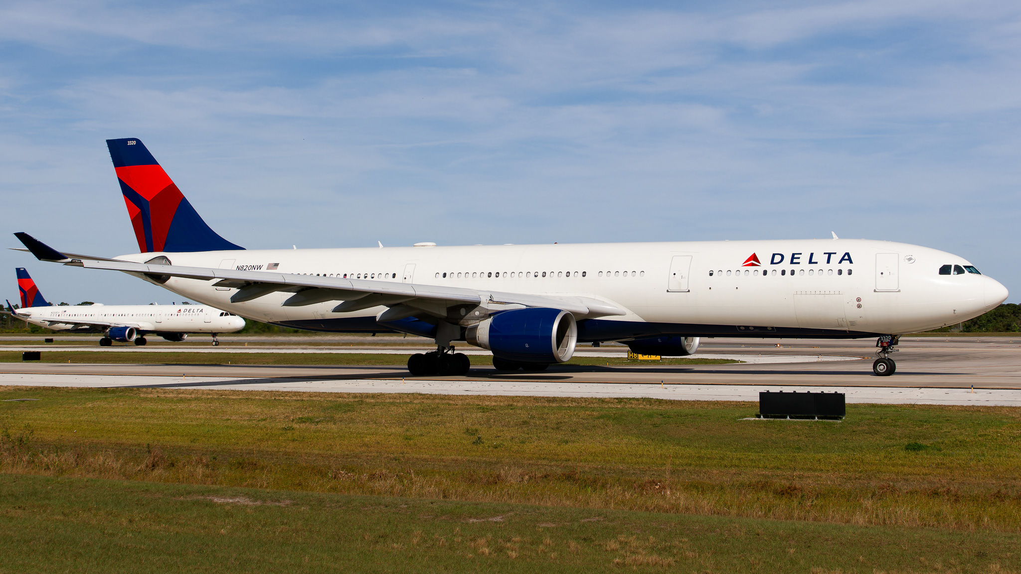Full size: Delta Airlines Airbus A330-300 N820NW at Orlando International Airport