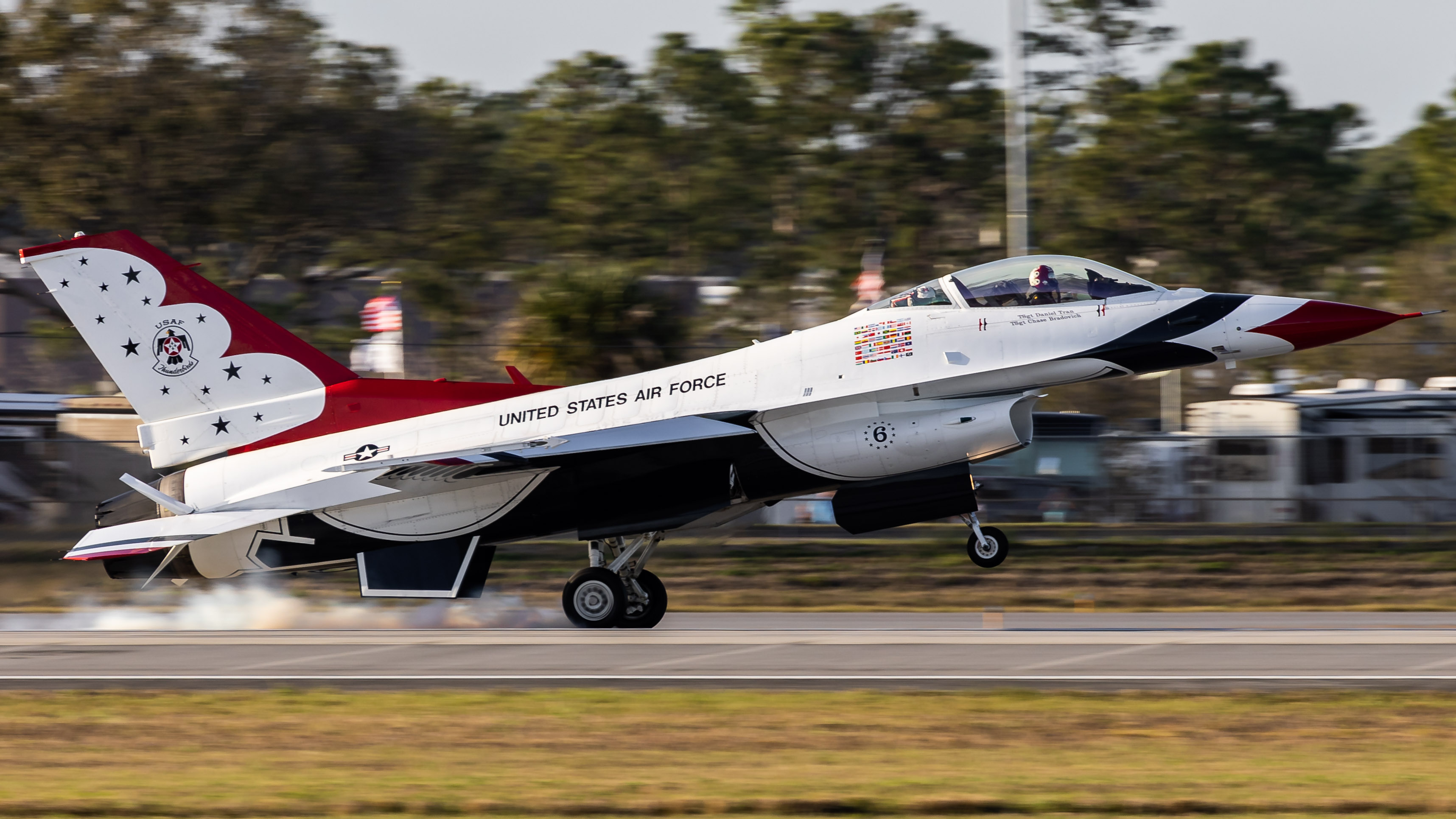Full size: USAF - United States Air Force General Dynamics F-16 Fighting Falcon THUNDERBIRD 6 at Daytona Beach International Airport