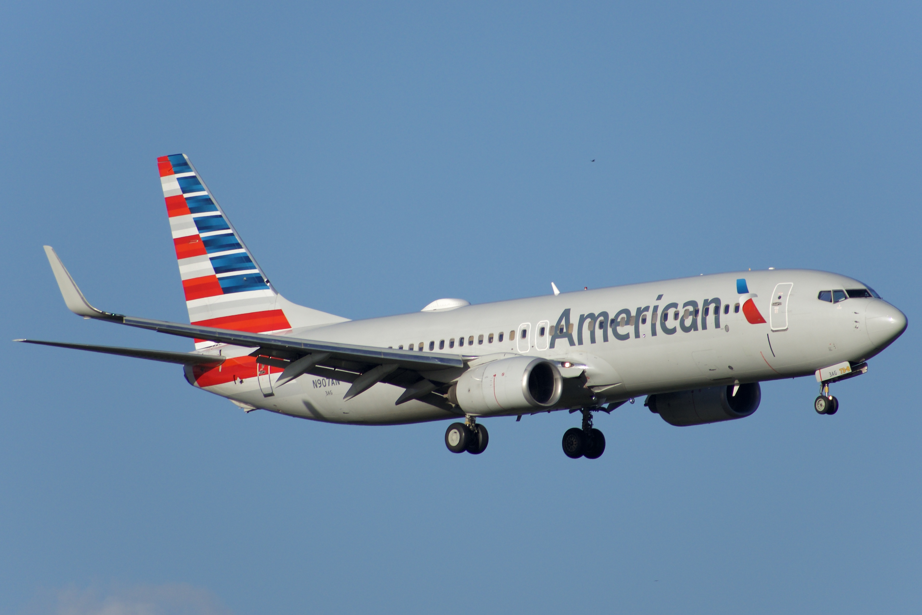 Full size: American Airlines Boeing 737-800 N907AN at Orlando International Airport