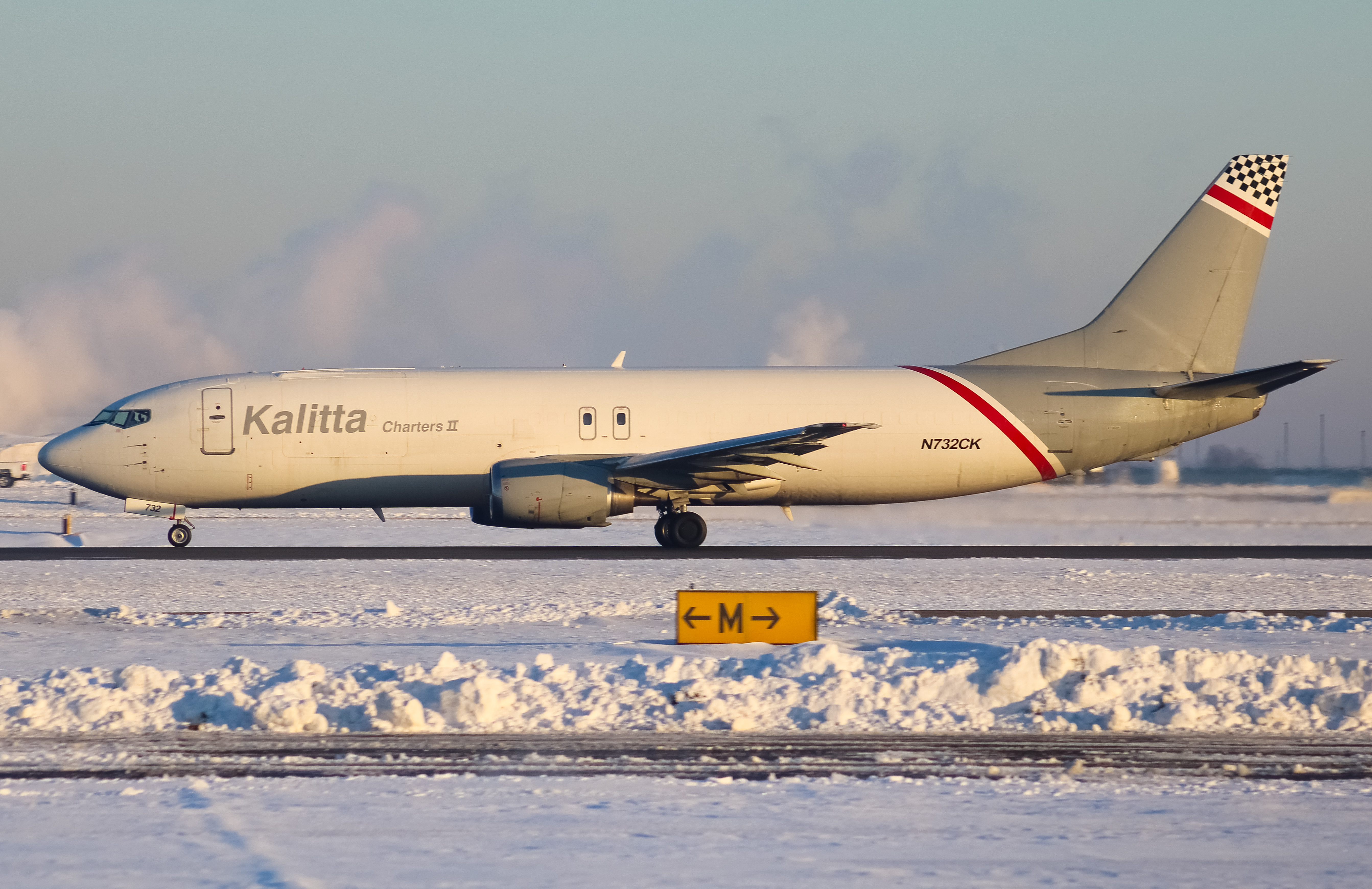 Full size: Kalitta Charters Boeing 737-400 N732CK at Cincinnati/Northern Kentucky International Airport