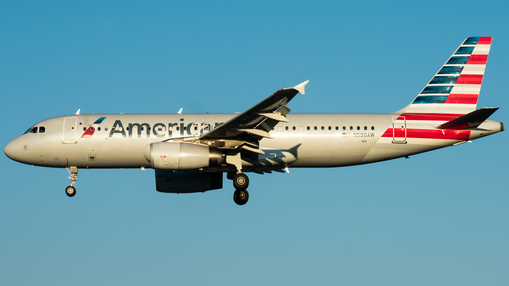 Full size: American Airlines Airbus A320 N680AW at Baltimore/Washington International Thurgood Marshall Airport