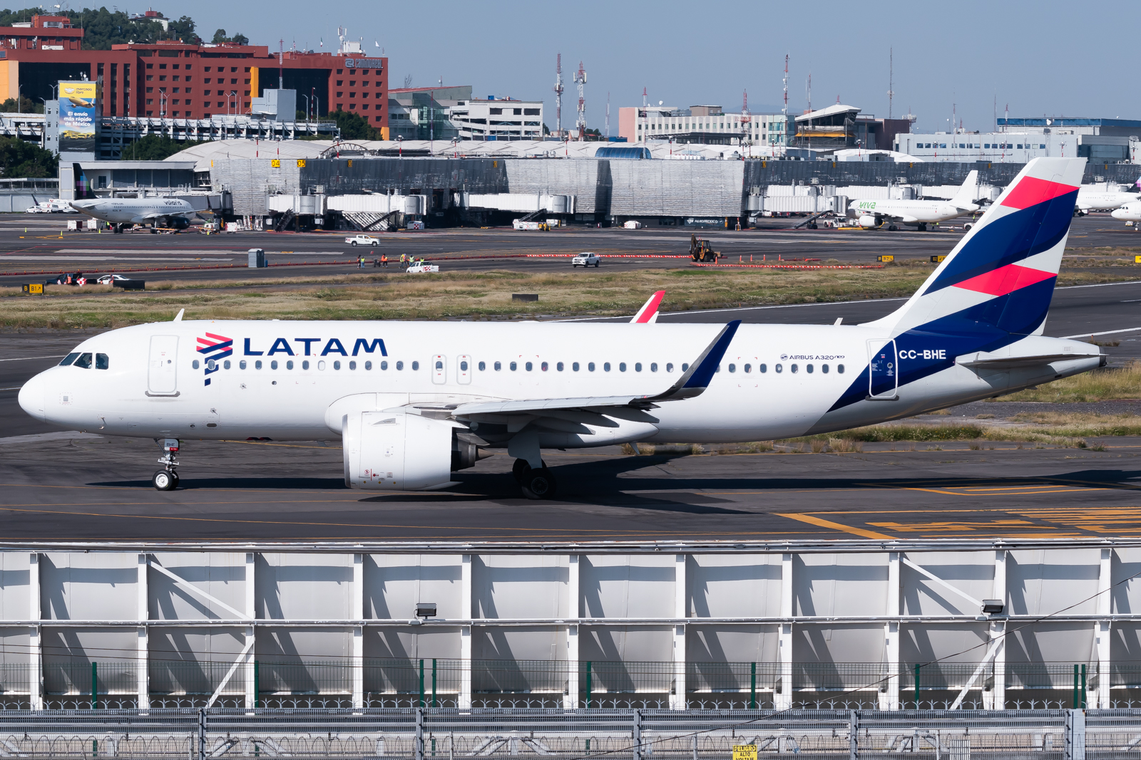 Full size: LATAM Airbus A320NEO CC-BHE at Mexico City International Airport