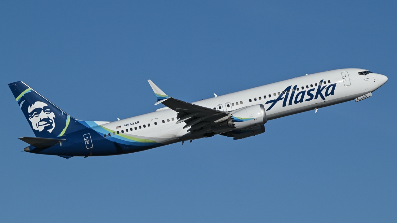 Full size: Alaska Airlines Boeing 737 MAX 9 N942AK at Reno/Tahoe International Airport