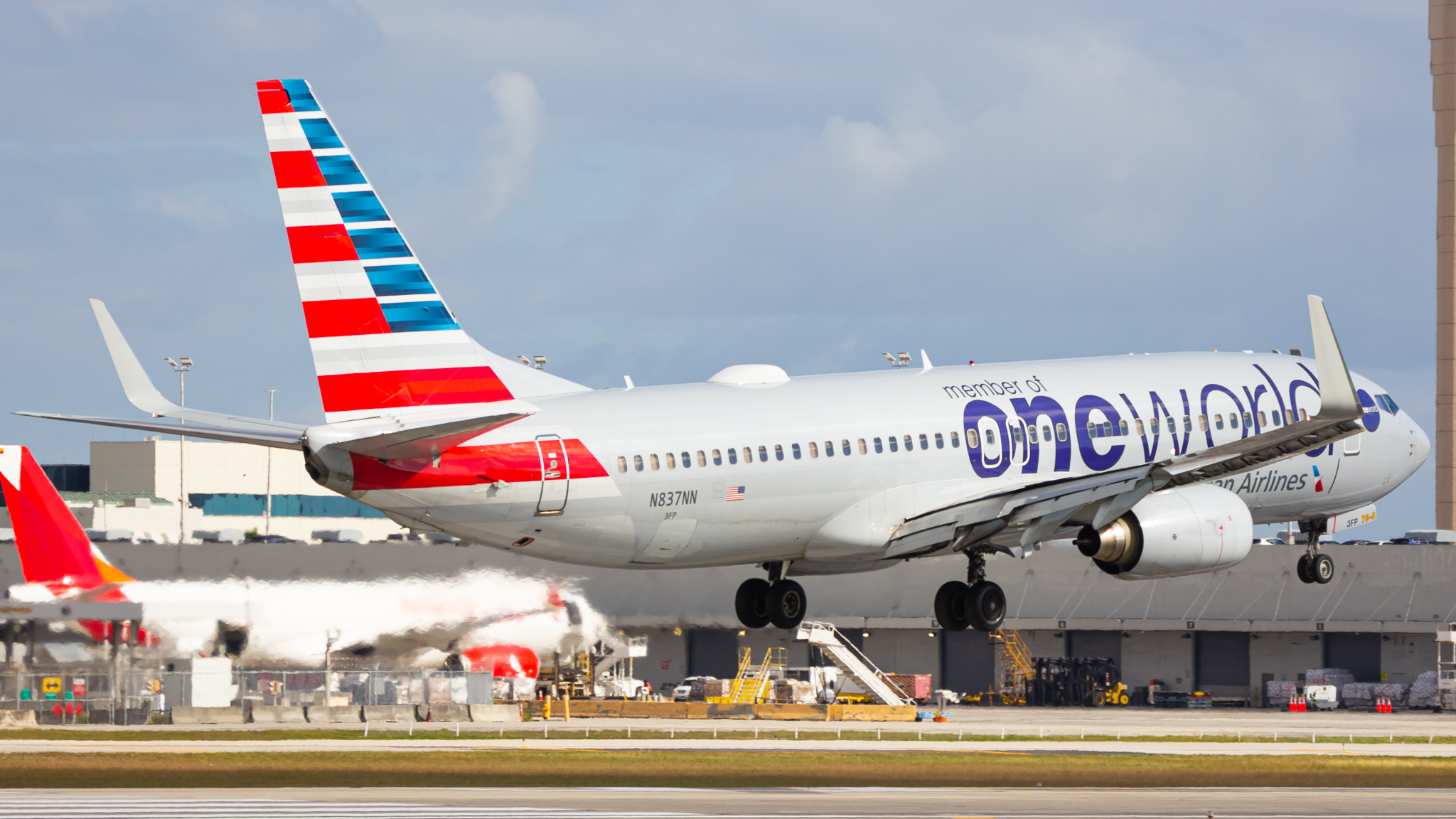 Full size: American Airlines Boeing 737-800 N837NN at Miami International Airport