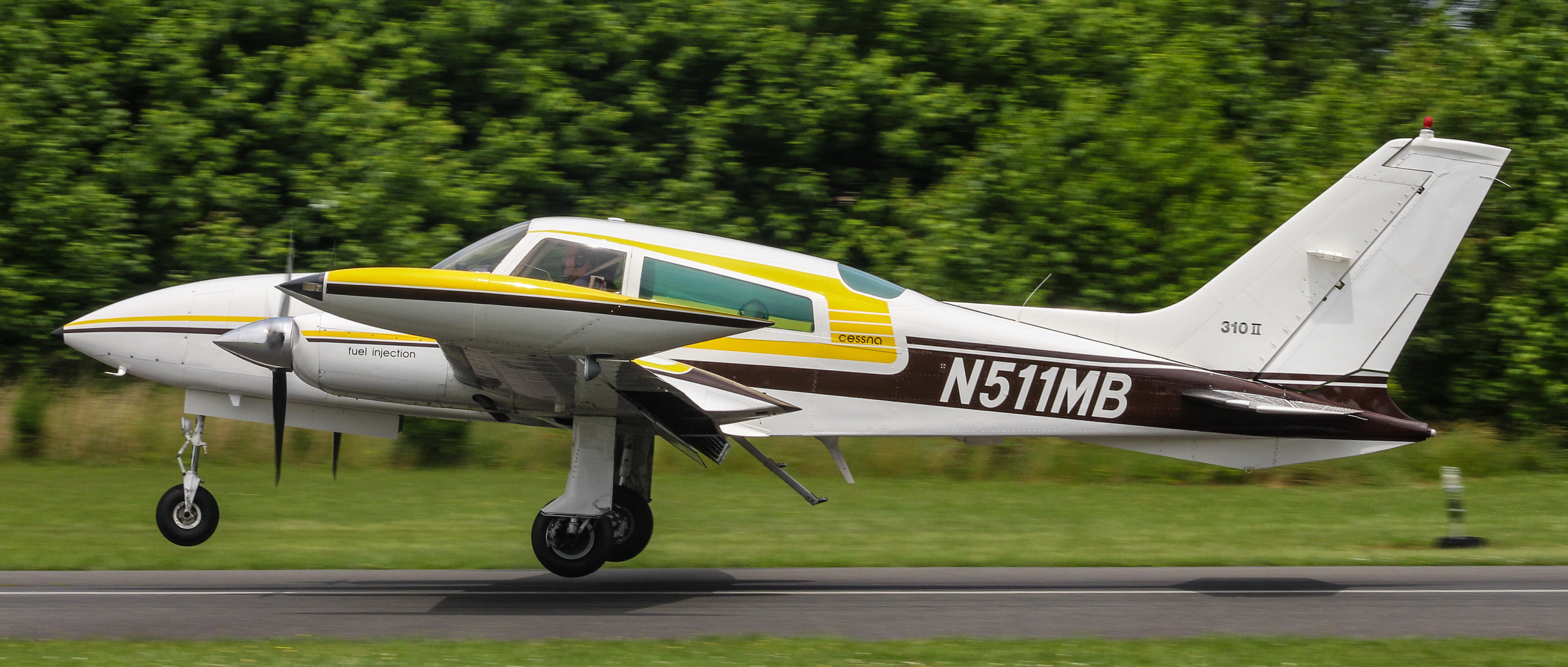 Full size: PRIVATE Cessna 310 N511MB at Cross Keys Airport