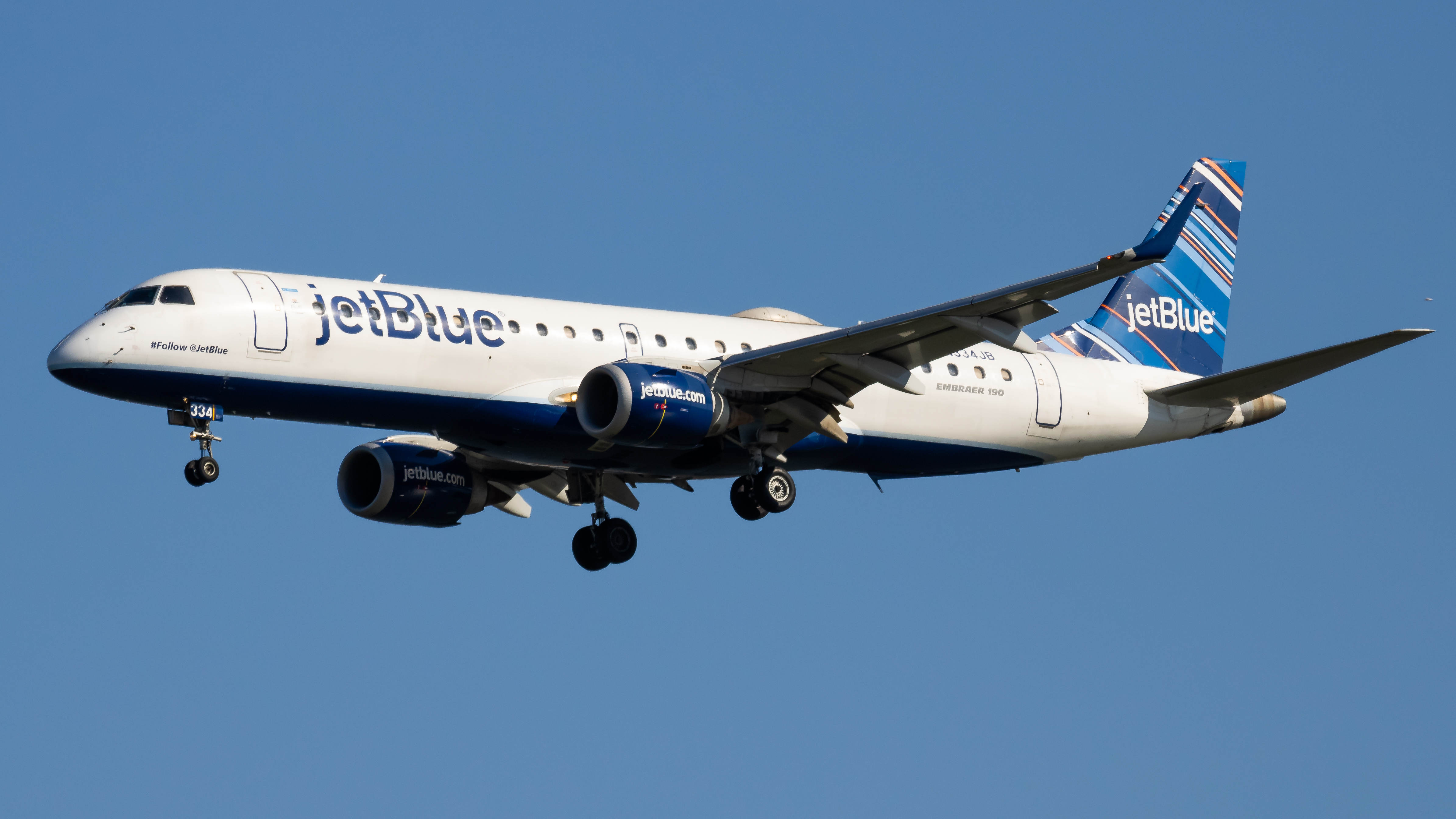 Full size: JetBlue Airways Embraer E190 N334JB at Ronald Reagan National Airport