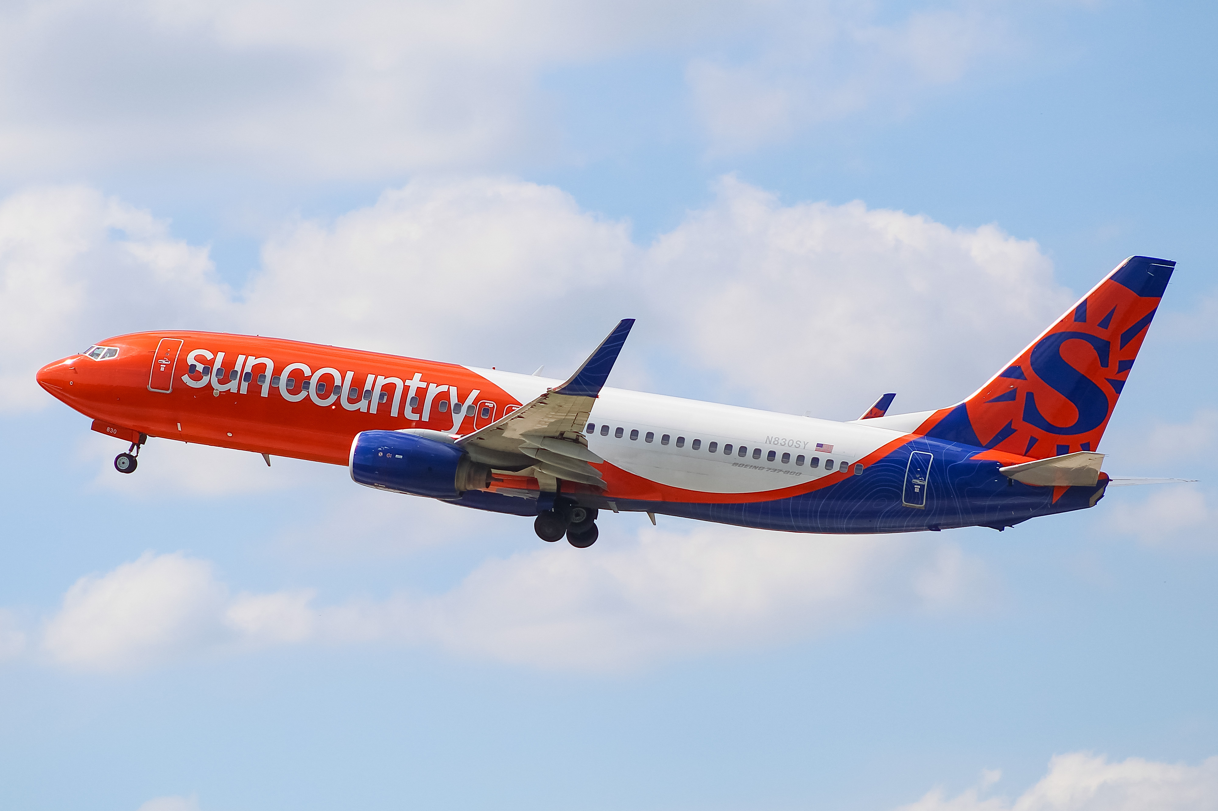 Full size: Sun Country Airlines Boeing 737-800 N830SY at General Mitchell International Airport