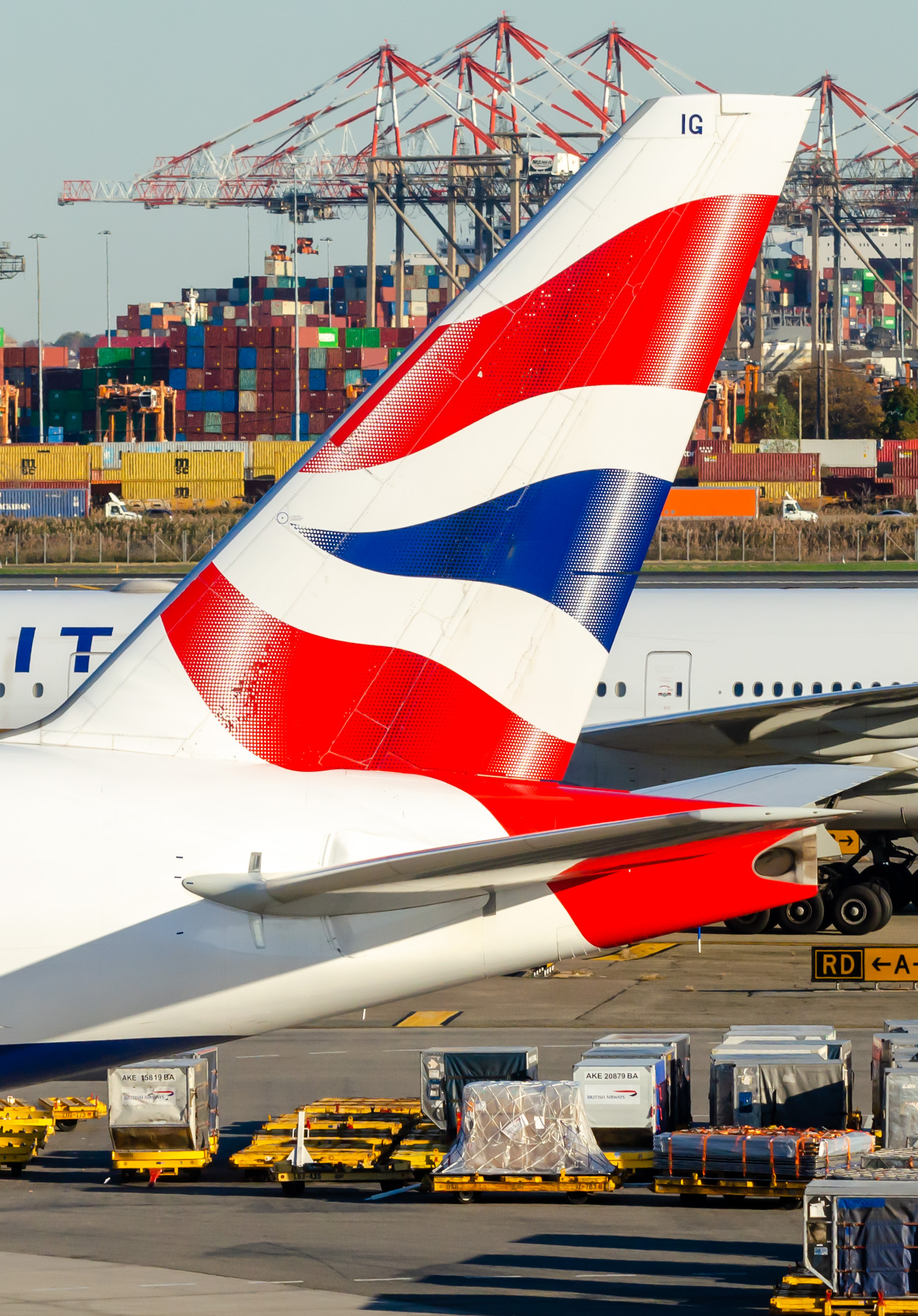 Full size: British Airways Boeing 777-200ER G-VIIG at Newark Liberty International Airport