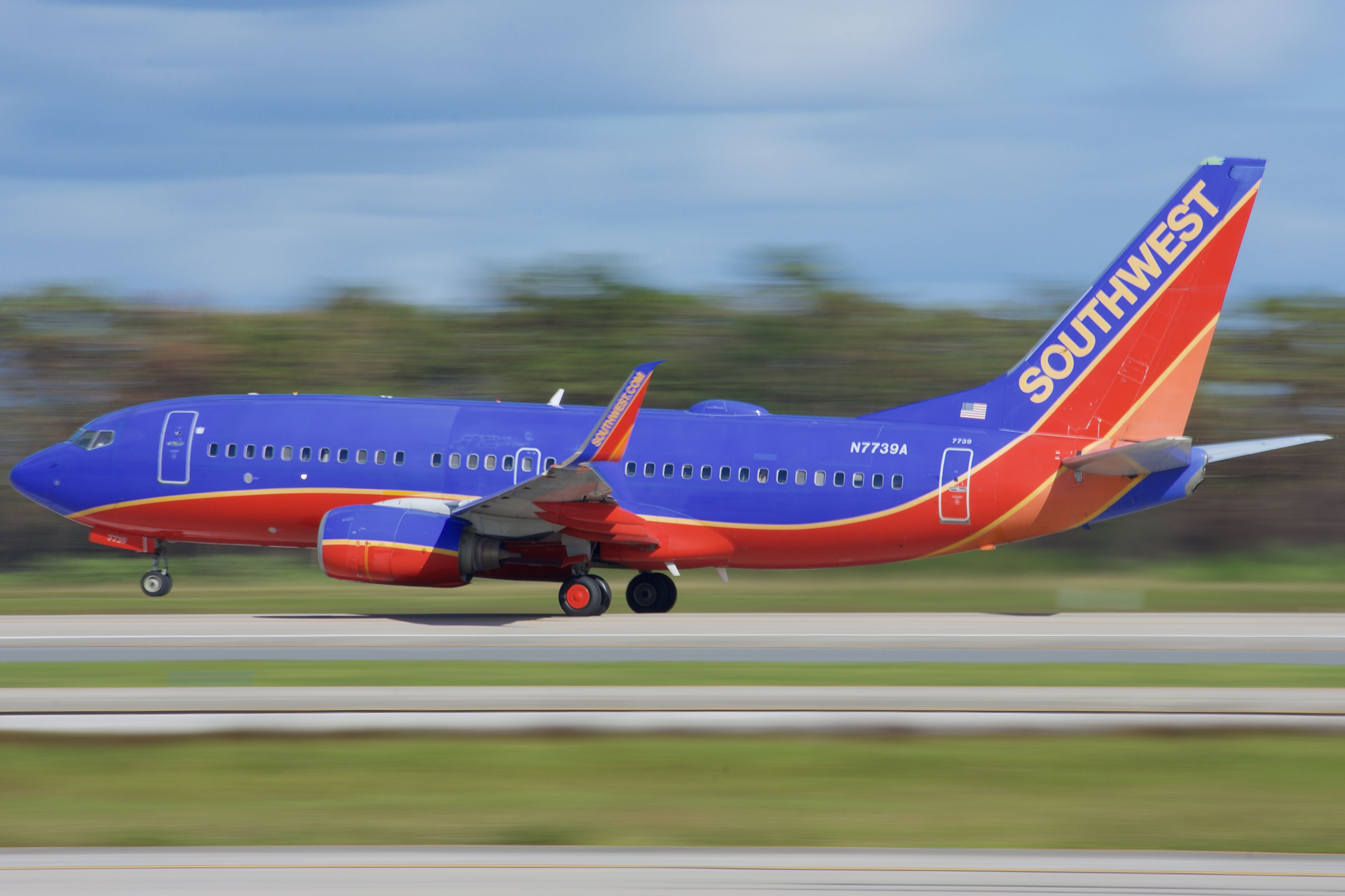 Full size: Southwest Airlines Boeing 737-700 N7739A at Orlando International Airport