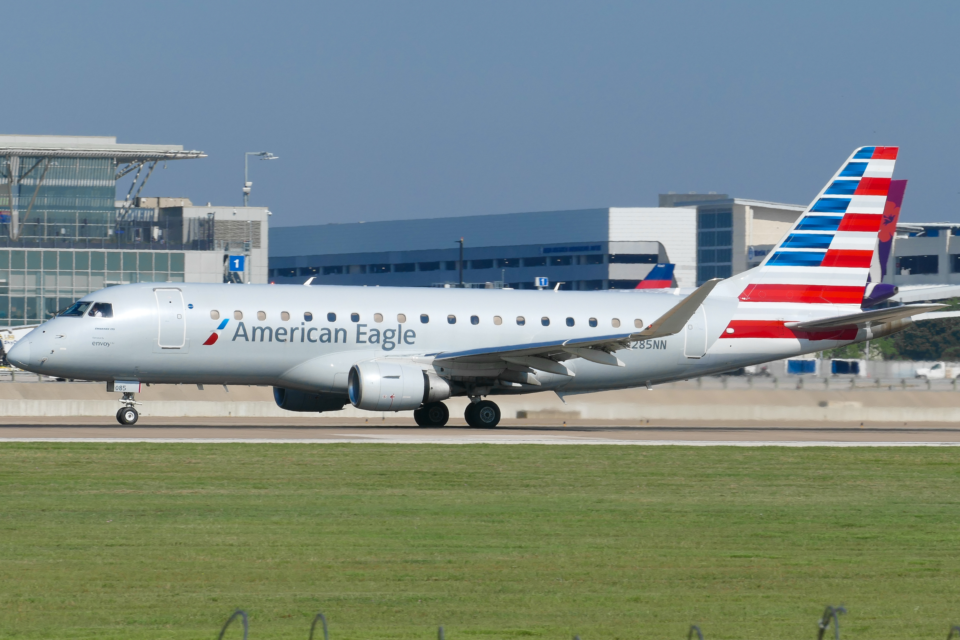 Full size: American Eagle Embraer E175 N285NN at Austin-Bergstrom International Airport