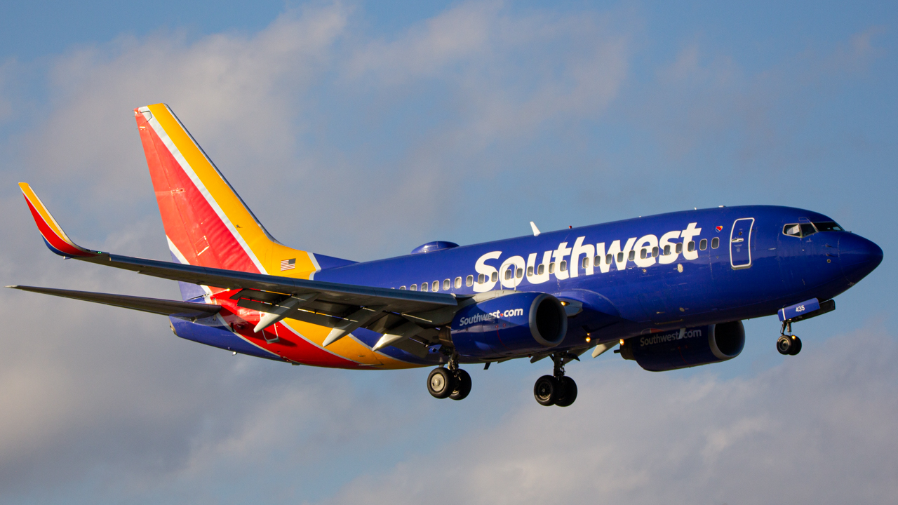 Full size: Southwest Airlines Boeing 737-700 N435WN at Miami International Airport