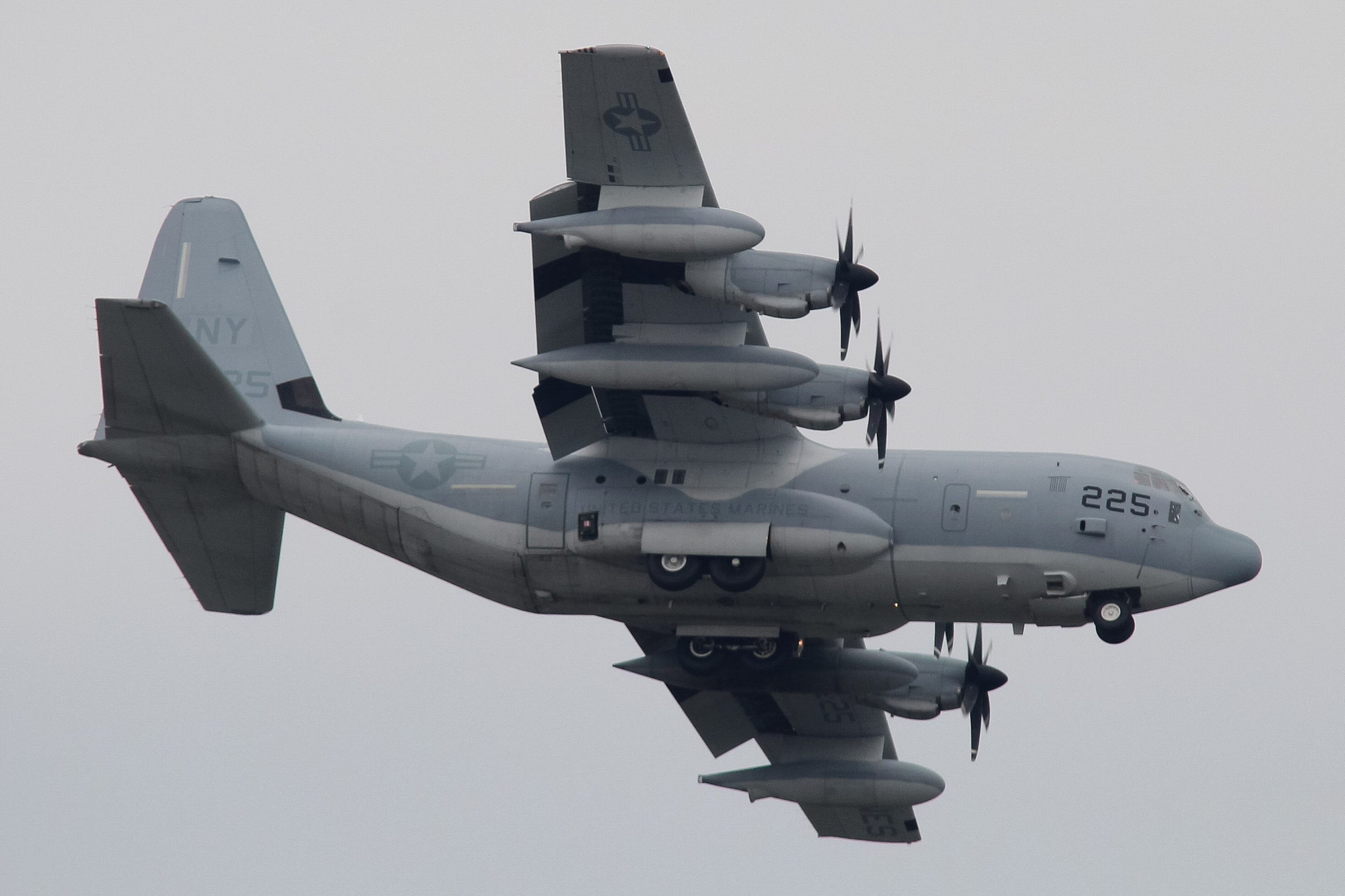 Full size: USMC Lockheed KC-130J Hercules  16-9225  at Harrisburg International Airport