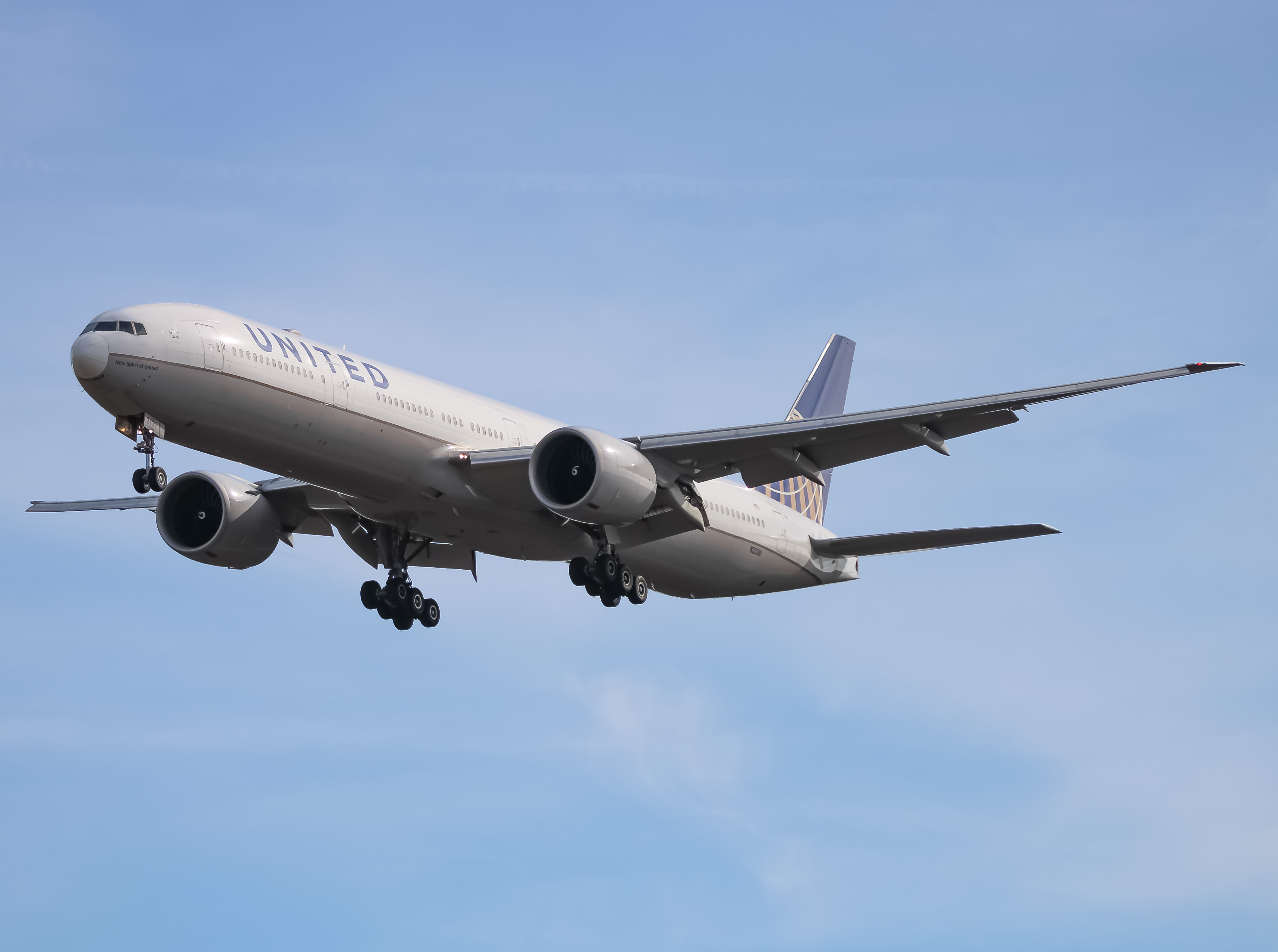 Full size: United Airlines Boeing 777-300ER N2331U at Washington Dulles International Airport