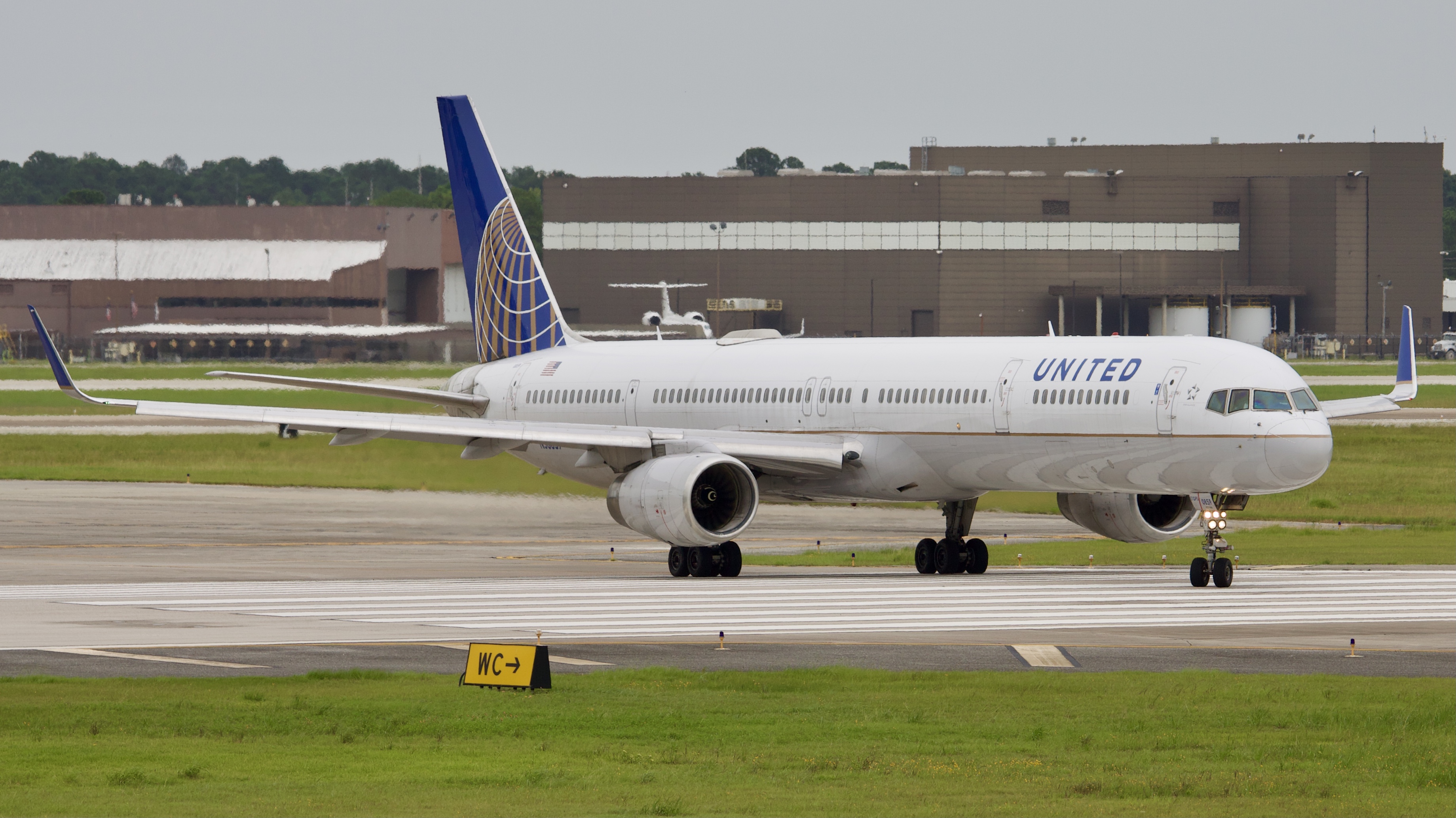 Full size: United Airlines Boeing 757-300 N56859 at Houston-George Bush Intercontinental Airport
