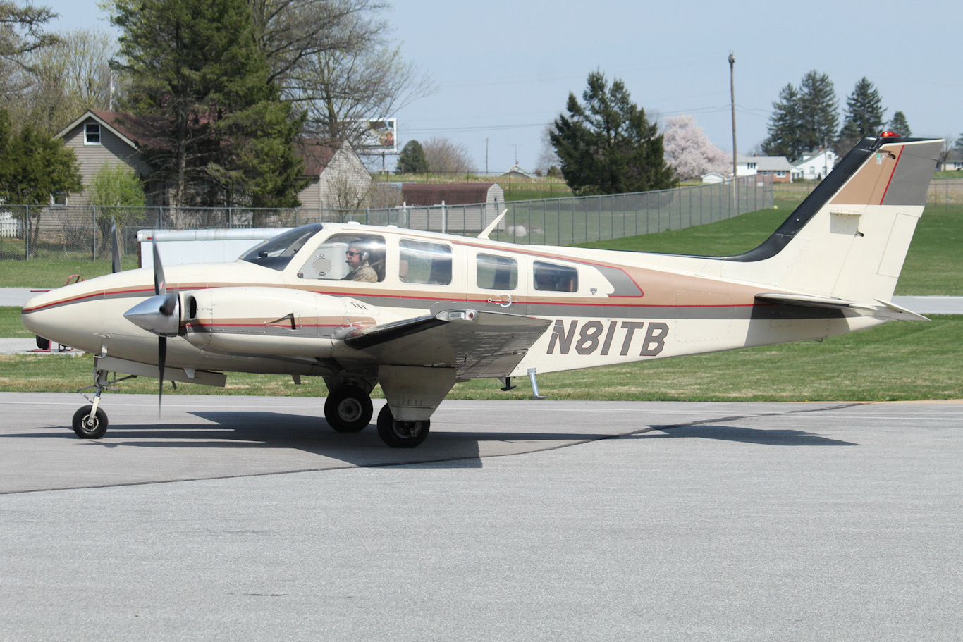 Full size: PRIVATE Beechcraft 58 Baron N81TB at York Airport