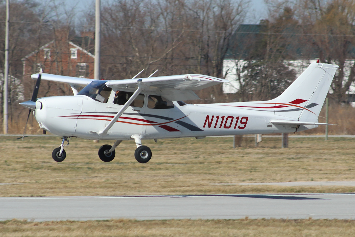 Full size: PRIVATE Cessna 172 N11019 at York Airport