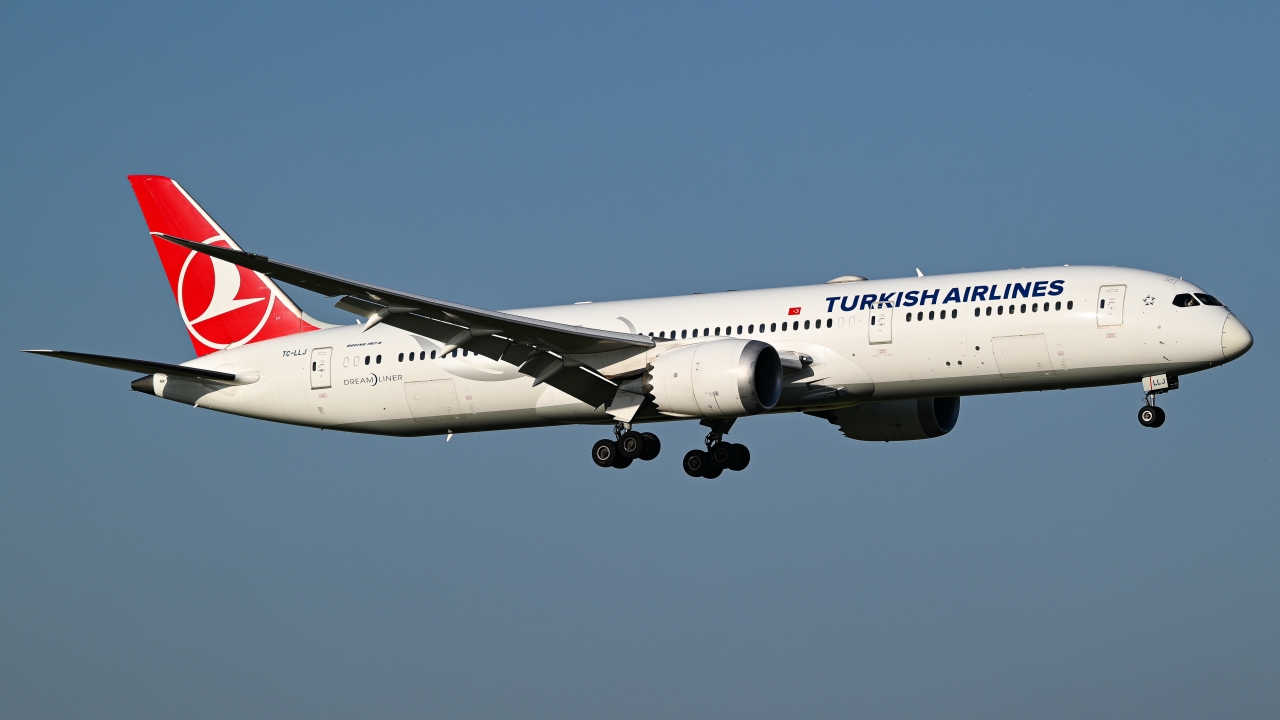 Full size: Turkish Airlines Boeing 787-9 TC-LLJ at Dallas-Fort Worth International Airport
