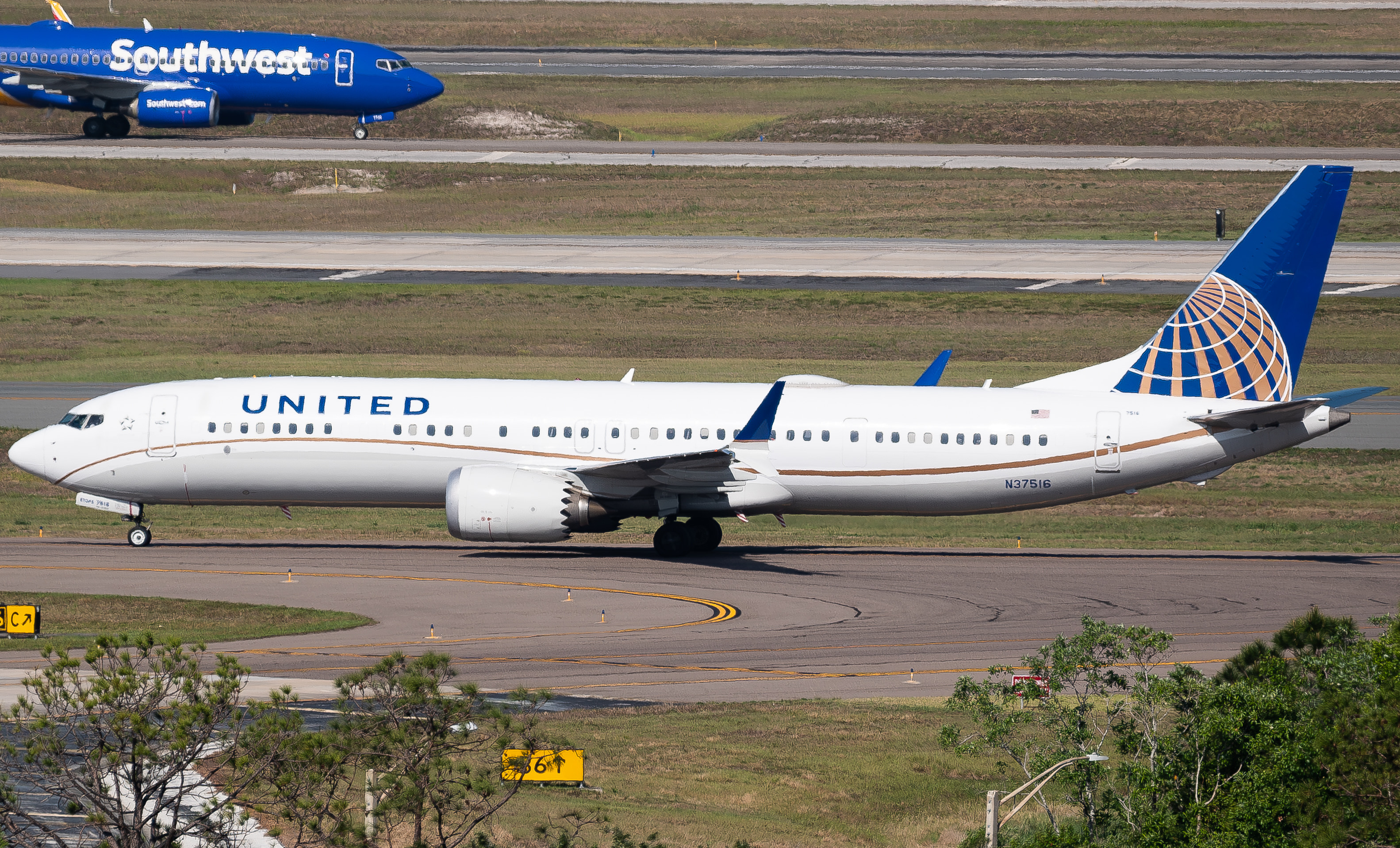 Full size: United Airlines Boeing 737 MAX 9 N37516 at Orlando International Airport